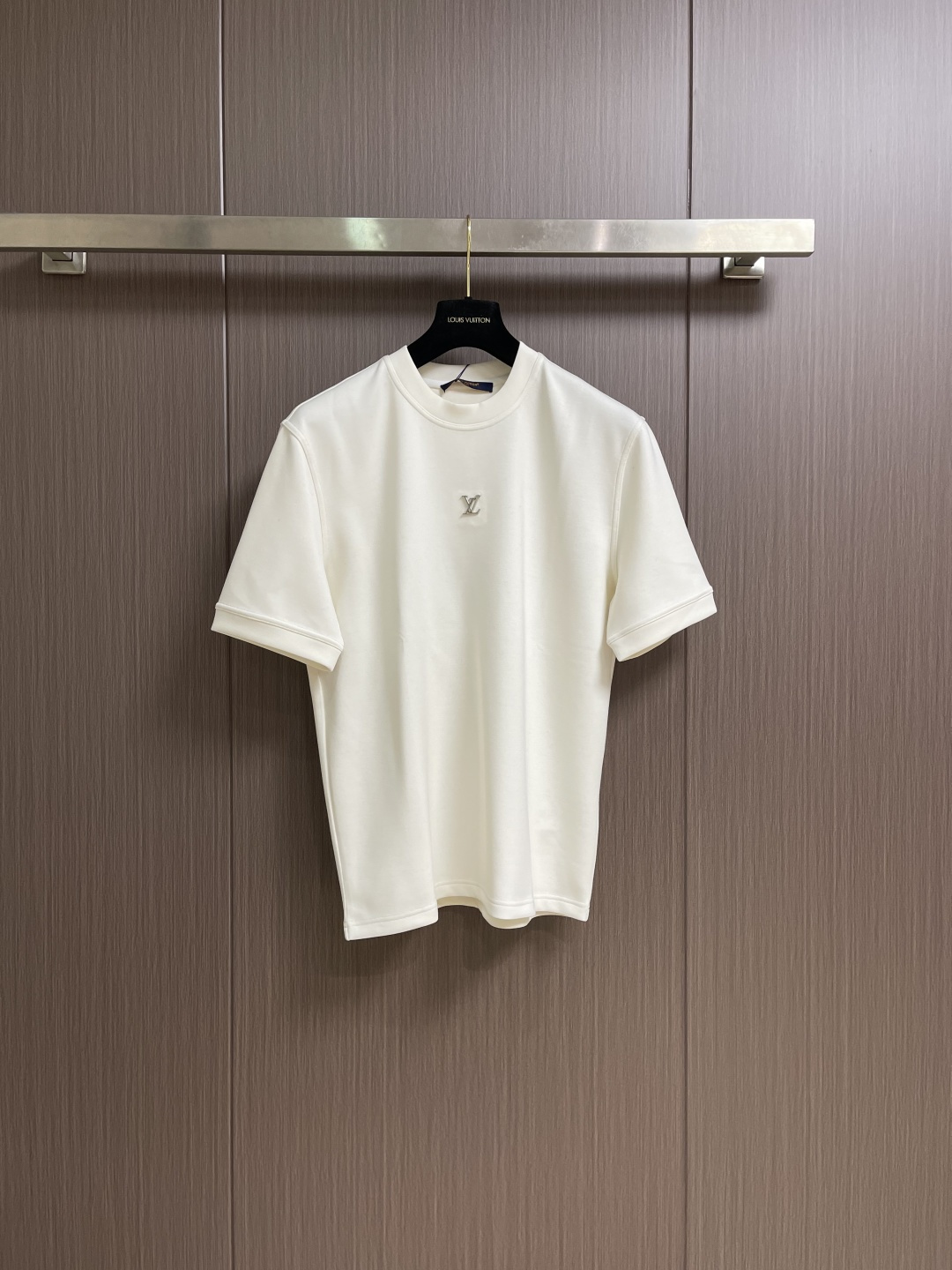 NO:597883,LV 2026SS early spring hardware logo logo round neck short-sleeved T-shirt is a must-have item in the men's wardrobe to help you create daily looks. It is made of organic cotton and is decorated with a hardware logo logo on the chest, which makes it more elegant. The L.Vuitton Deposee woven label is decorated on the back, adding a sense of fashion. Sizes M-3XL, louis vuitton, T-shirt, tees, t-shirt, alexander wang19860909LV 2026SS早春五金logo标识圆领短袖T恤,是男士衣橱中的必备单品,助您打造日常造型.它采用有机棉精制而成,胸前饰有五金logo标识,更显优雅气质.背面饰有L.Vuitton Deposee编织标签,更添时尚感.尺码M-3XL,,louis vuitton,T-shirt,tees，t-shirt,alexander wang,Men's clothing