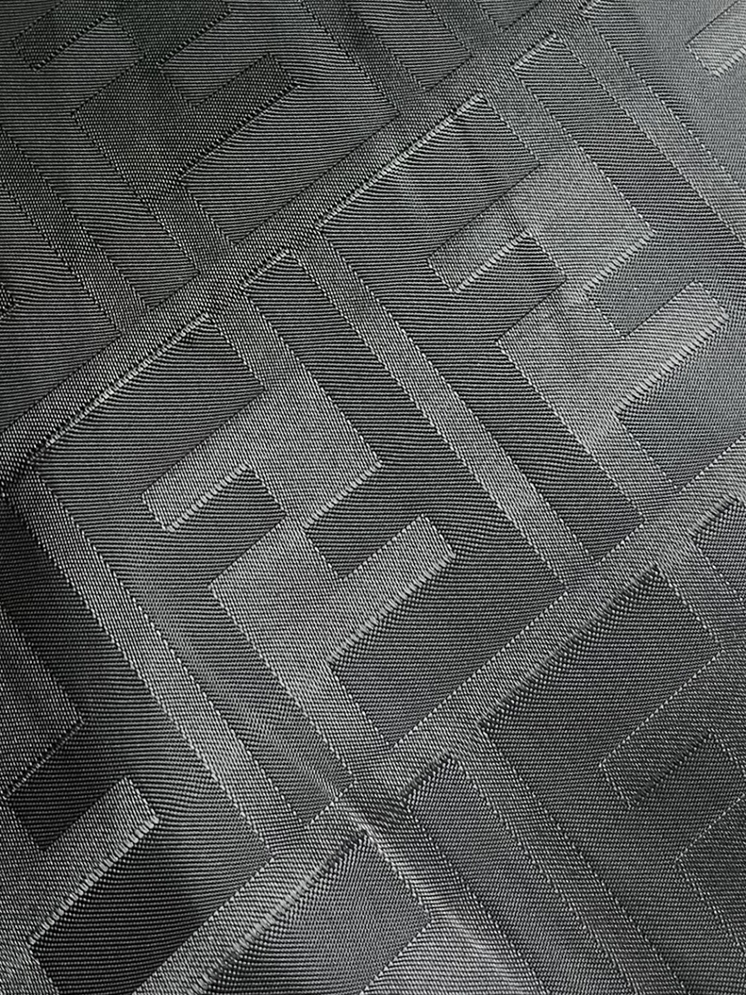 FENDI 立领尼龙飞行员夹克外套，定制尼龙双F提花面料，内衬600羽绒棉，定制波司登里布，定位裁床，面