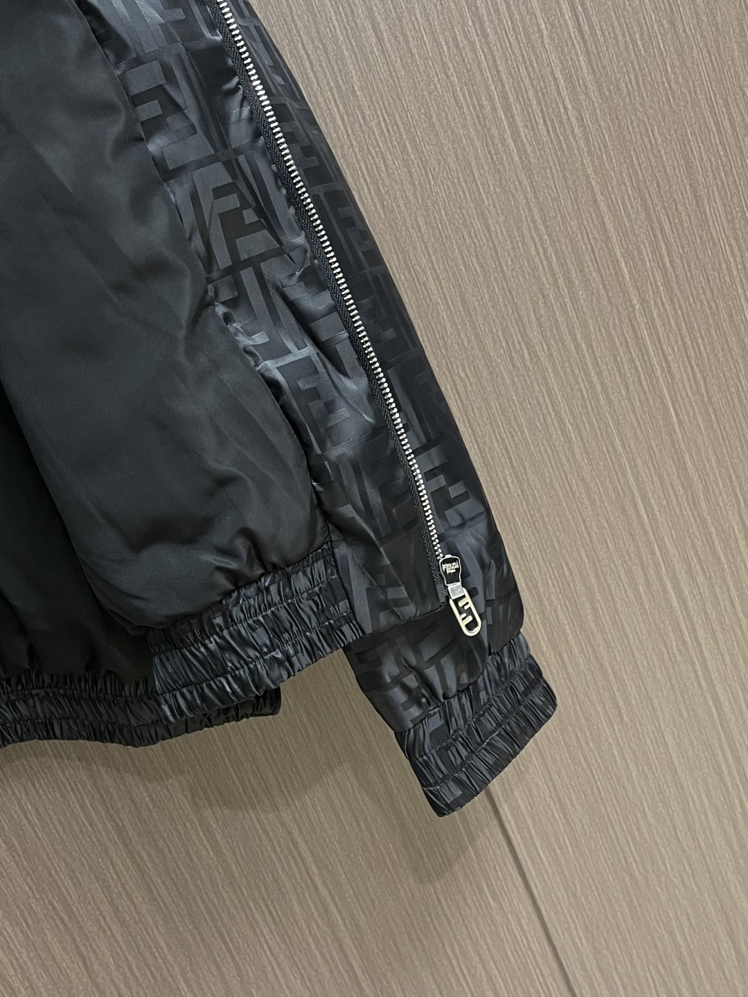 FENDI 立领尼龙飞行员夹克外套，定制尼龙双F提花面料，内衬600羽绒棉，定制波司登里布，定位裁床，面