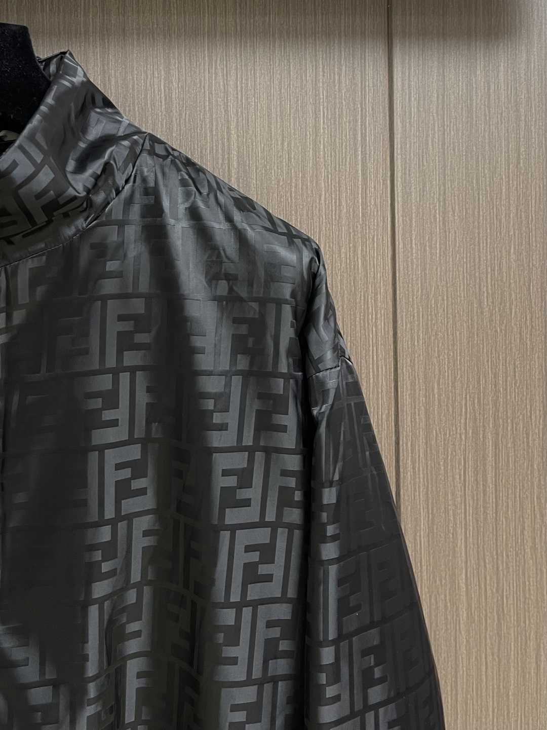 FENDI 立领尼龙飞行员夹克外套，定制尼龙双F提花面料，内衬600羽绒棉，定制波司登里布，定位裁床，面