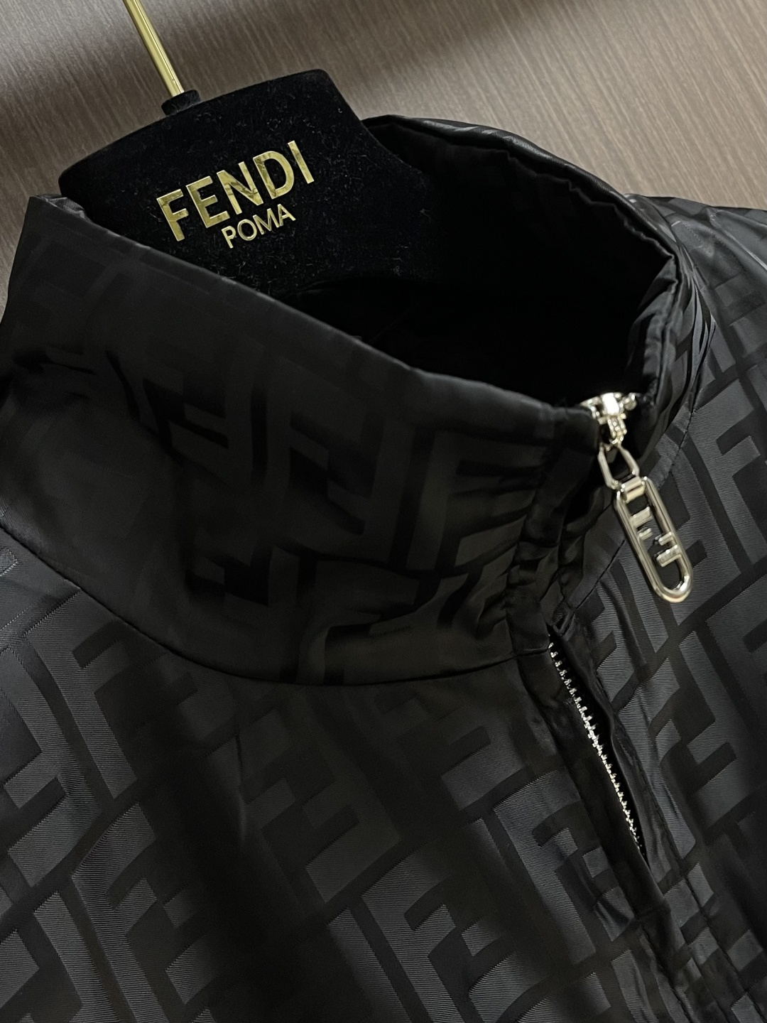 FENDI 立领尼龙飞行员夹克外套，定制尼龙双F提花面料，内衬600羽绒棉，定制波司登里布，定位裁床，面