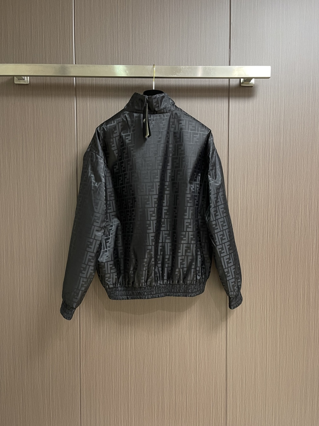 FENDI 立领尼龙飞行员夹克外套，定制尼龙双F提花面料，内衬600羽绒棉，定制波司登里布，定位裁床，面