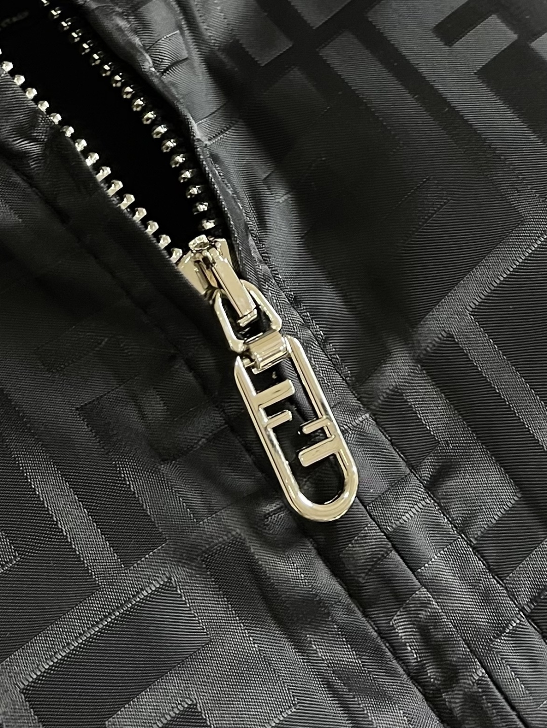 FENDI 立领尼龙飞行员夹克外套，定制尼龙双F提花面料，内衬600羽绒棉，定制波司登里布，定位裁床，面