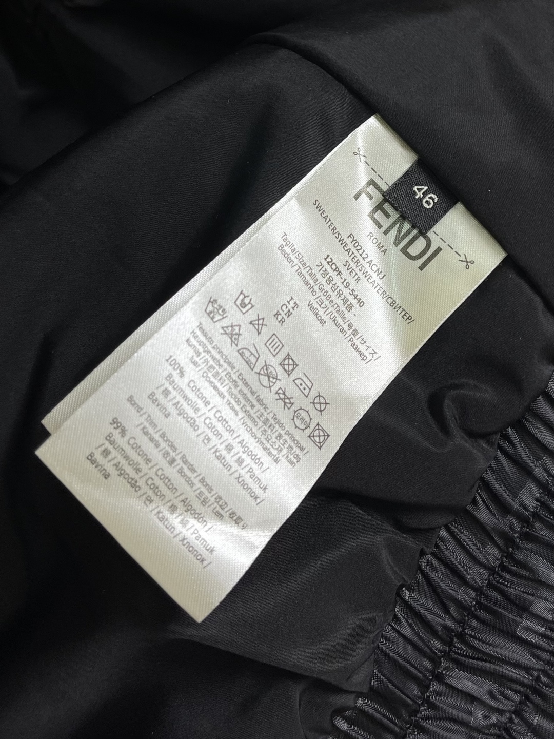 FENDI 立领尼龙飞行员夹克外套，定制尼龙双F提花面料，内衬600羽绒棉，定制波司登里布，定位裁床，面