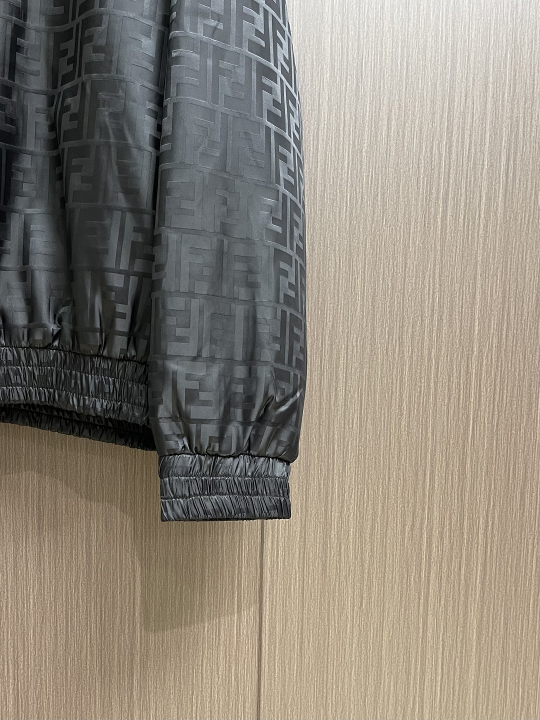 FENDI 立领尼龙飞行员夹克外套，定制尼龙双F提花面料，内衬600羽绒棉，定制波司登里布，定位裁床，面