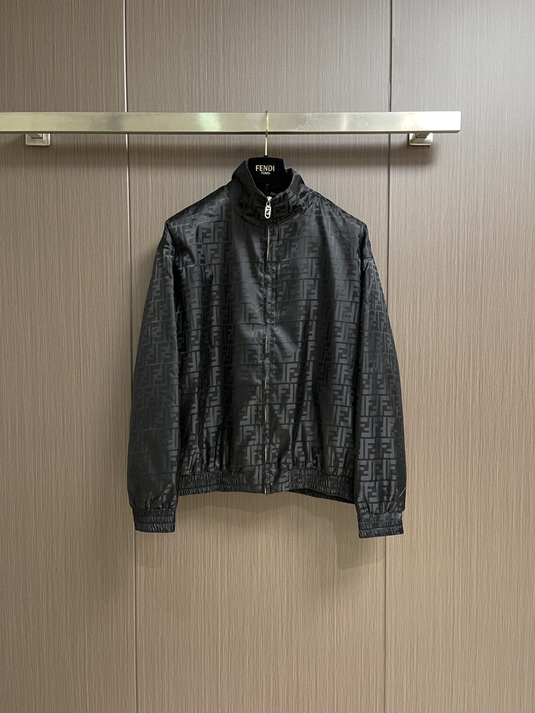 FENDI 立领尼龙飞行员夹克外套，定制尼龙双F提花面料，内衬600羽绒棉，定制波司登里布，定位裁床，面