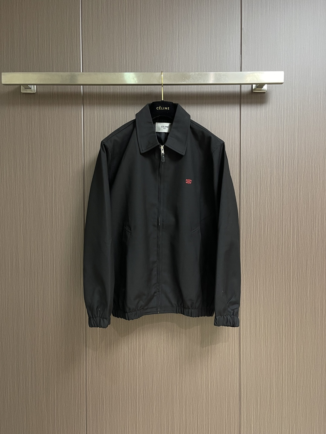 NO:645082,Celine embroidered Arc de Triomphe zipper cadre jacket. The fabric is made of 32-count combed pure cotton fabric and 60% wool. It is double-layer thickened and weighs about 400 grams. The lining is matched with high-density spun lining. The zipper uses electroplated hardware and bright silver pullers, and the zipper adopts European-style imported zippers and is decorated with composite cowhide sliders. The embroidery uses 3D three-dimensional embroidery, and the Arc de Triomphe embroidery is used as an embellishment on the chest. Adding a touch of simple high-end style cotton  TRIOMPHE embroidered loose-fitting shirt collar, 2 diagonally inserted suit pockets, elastic waist and cuffs, zipper closure, and TRIOMPHE embossed leather zipper pullers. The overall line is straight and delicate, the fabric is comfortable and soft, and the color is consistent without color difference. It can be matched with the same style to create a fashionable look and control various occasions. Customized accessories, complete three standards, same style for men and women!  Size S-XL,,celine,jackets & coats,jackets & coats,shirts,business suit,cowhide,alexander wang19860909Celine 刺绣凯旋门拉链干部夹克外套,面料采用32支精梳纯棉面料,搭配羊毛60％羊毛成份定织.双层复合加厚,克重约为400克.内衬搭配高密纺丝里.拉链采用电镀五金亮白银拉条,拉链采用欧款进口拉链,搭配复合牛皮拉头装饰.刺绣采用3D立体刺绣,胸前以凯旋门刺绣作为点缀.添加出一丝简约高端风格棉 TRIOMPHE刺绣宽松版型衬衫领,2个斜插西装袋弹性腰头和袖口,拉链开合,配TRIOMPHE压花皮革拉链头.整体走线平直细腻,面料舒适柔软,颜色一致无色差 能与同款搭配营造时尚造型,驾驭各种场合,定制辅料,三标齐全,男女同款！尺码S-XL,,celine,jackets & coats,jackets & coats,shirts,business suit,cowhide,alexander wang,Men's clothing