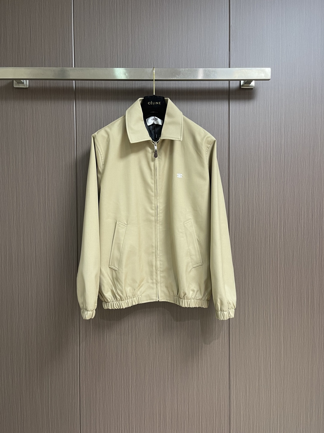 NO:646940,Celine embroidered Arc de Triomphe zipper cadre jacket. The fabric is made of 32-count combed pure cotton fabric and 60% wool. It is double-layer thickened and weighs about 400 grams. The lining is matched with high-density spun lining. The zipper uses electroplated hardware and bright silver pullers, and the zipper adopts European-style imported zippers and is decorated with composite cowhide sliders. The embroidery uses 3D three-dimensional embroidery, and the Arc de Triomphe embroidery is used as an embellishment on the chest. Adding a touch of simple high-end style cotton  TRIOMPHE embroidered loose-fitting shirt collar, 2 diagonally inserted suit pockets, elastic waist and cuffs, zipper closure, and TRIOMPHE embossed leather zipper pullers. The overall line is straight and delicate, the fabric is comfortable and soft, and the color is consistent without color difference. It can be matched with the same style to create a fashionable look and control various occasions. Customized accessories, complete three standards, same style for men and women!  Size S-XL,,celine,jackets & coats,jackets & coats,shirts,business suit,cowhide,alexander wang19860909Celine 刺绣凯旋门拉链干部夹克外套,面料采用32支精梳纯棉面料,搭配羊毛60％羊毛成份定织.双层复合加厚,克重约为400克.内衬搭配高密纺丝里.拉链采用电镀五金亮白银拉条,拉链采用欧款进口拉链,搭配复合牛皮拉头装饰.刺绣采用3D立体刺绣,胸前以凯旋门刺绣作为点缀.添加出一丝简约高端风格棉 TRIOMPHE刺绣宽松版型衬衫领,2个斜插西装袋弹性腰头和袖口,拉链开合,配TRIOMPHE压花皮革拉链头.整体走线平直细腻,面料舒适柔软,颜色一致无色差 能与同款搭配营造时尚造型,驾驭各种场合,定制辅料,三标齐全,男女同款！尺码S-XL,,celine,jackets & coats,jackets & coats,shirts,business suit,cowhide,alexander wang,Men's clothing