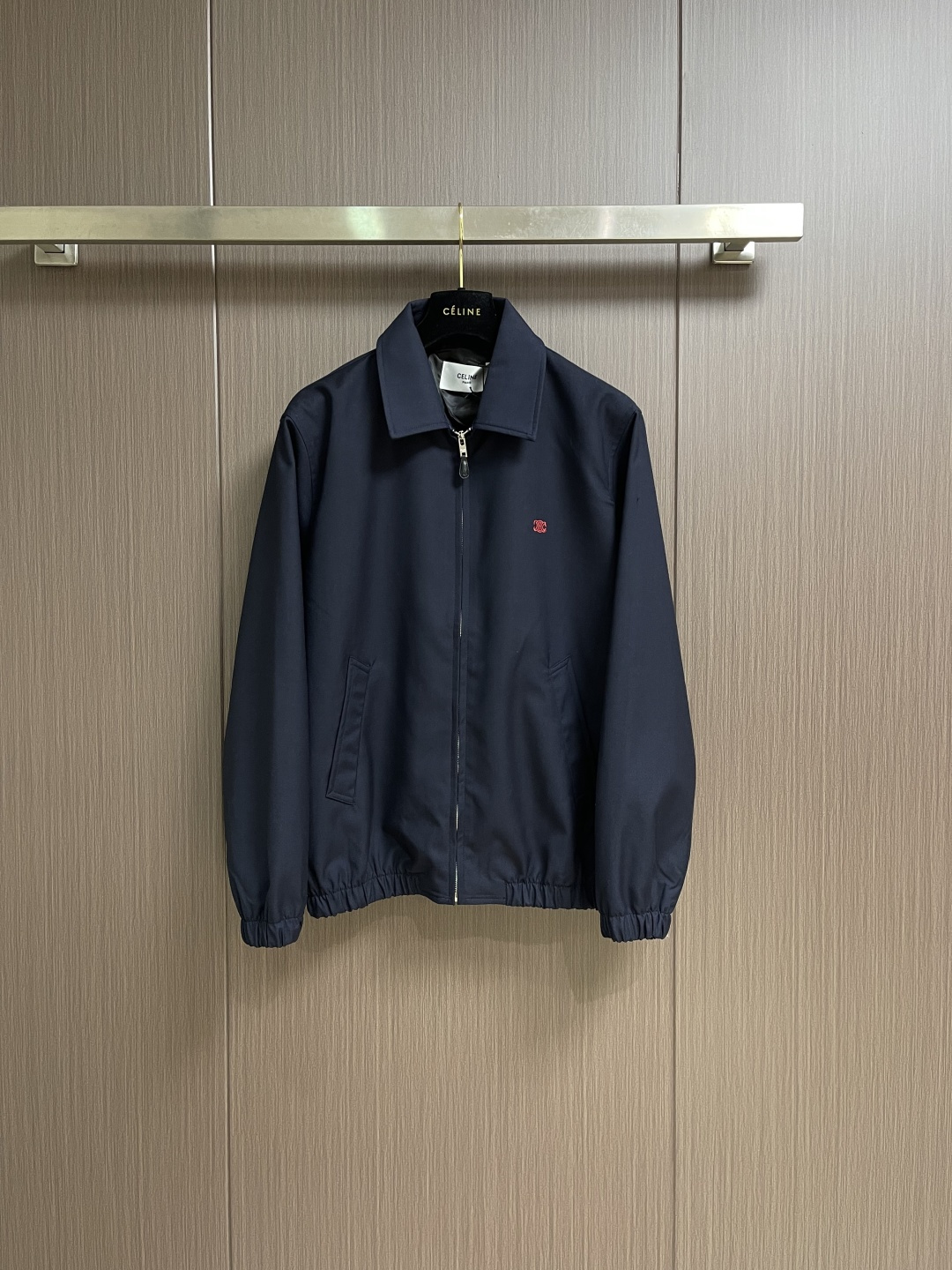 NO:606991,Celine embroidered Arc de Triomphe zipper cadre jacket. The fabric is made of 32-count combed pure cotton fabric and 60% wool. It is double-layer thickened and weighs about 400 grams. The lining is matched with high-density spun lining. The zipper uses electroplated hardware and bright silver pullers, and the zipper adopts European-style imported zippers and is decorated with composite cowhide sliders. The embroidery uses 3D three-dimensional embroidery, and the Arc de Triomphe embroidery is used as an embellishment on the chest. Adding a touch of simple high-end style cotton  TRIOMPHE embroidered loose-fitting shirt collar, 2 diagonally inserted suit pockets, elastic waist and cuffs, zipper closure, and TRIOMPHE embossed leather zipper pullers. The overall line is straight and delicate, the fabric is comfortable and soft, and the color is consistent without color difference. It can be matched with the same style to create a fashionable look and control various occasions. Customized accessories, complete three standards, same style for men and women!  Size S-XL,,celine,jackets & coats,jackets & coats,shirts,business suit,cowhide,alexander wang19860909Celine 刺绣凯旋门拉链干部夹克外套,面料采用32支精梳纯棉面料,搭配羊毛60％羊毛成份定织.双层复合加厚,克重约为400克.内衬搭配高密纺丝里.拉链采用电镀五金亮白银拉条,拉链采用欧款进口拉链,搭配复合牛皮拉头装饰.刺绣采用3D立体刺绣,胸前以凯旋门刺绣作为点缀.添加出一丝简约高端风格棉 TRIOMPHE刺绣宽松版型衬衫领,2个斜插西装袋弹性腰头和袖口,拉链开合,配TRIOMPHE压花皮革拉链头.整体走线平直细腻,面料舒适柔软,颜色一致无色差 能与同款搭配营造时尚造型,驾驭各种场合,定制辅料,三标齐全,男女同款！尺码S-XL,,celine,jackets & coats,jackets & coats,shirts,business suit,cowhide,alexander wang,Men's clothing