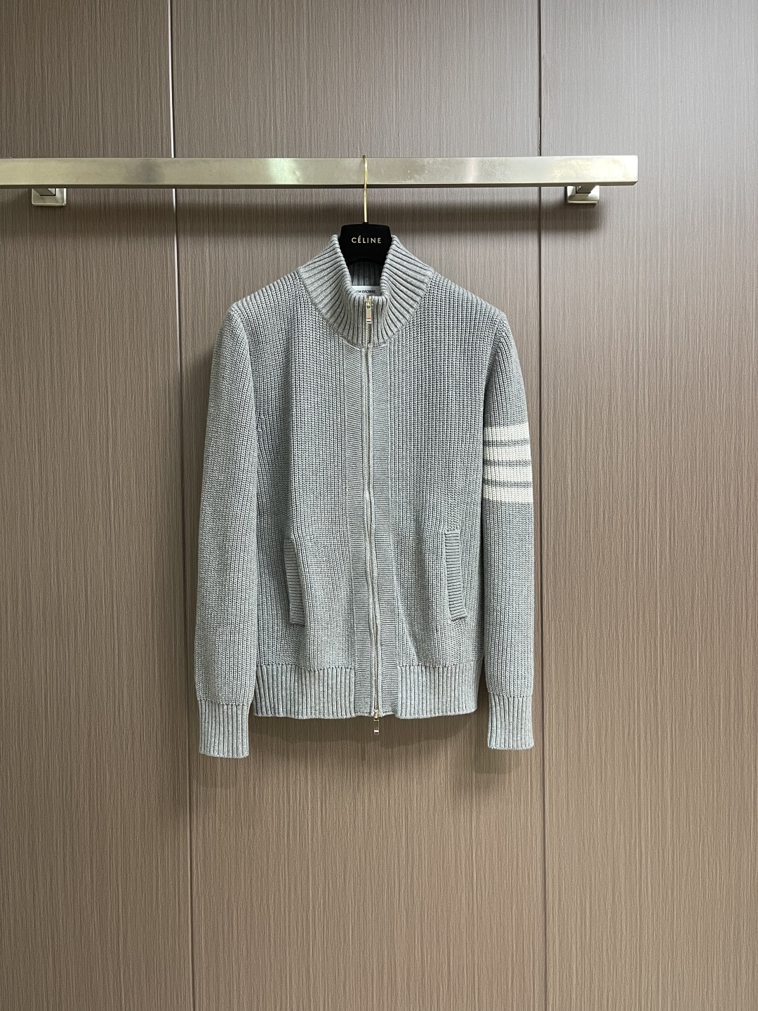 NO:596899,Thom Browne TB basic classic color-blocked zipper four-bar knitted wool sweater. Fw imported wool blended fabric. High-end version, customized fabric. Highly breathable and comfortable. Seiko production. Impeccable details. Customized logo engraved buttons. Complete with three labels. Brand element design concept, reflecting high quality. It feels delicate and soft!  Presenting casual tailoring, the upper body shape is great. Sizes M-3XL,,sweaters,alexander wang19860909Thom Browne TB 基础款经典拼色拉链四条杠针织羊毛毛衣 Fw进口羊毛混纺面料 高端版本,定制面料 透气舒适度高,精工制作,细节处理完美无可挑剔,定制logo刻字纽扣,三标齐全.品牌元素设计理念,体现高品质.手感细腻柔软！呈现休闲裁剪,上身版型超赞.尺码M-3XL,,sweaters,alexander wang,Men's clothing