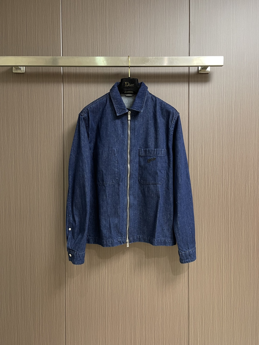 NO:596908,Dior Mountain embroidered blue cotton denim jacket, new for the Spring 2026 collection, decorated with multi-colored patches that reflect the mountain spirit and Dior Haute Couture style classic logo inspired by the DiOr archive. Crafted from blue cotton denim for a lightweight feel, the chest pocket and back are embroidered with Dior Mountain. The front zipper closure can be worn with the matching accessories for a sophisticated look. The chest pocket and back are decorated with Dior Mountain  Embroidery.Sizes 44-46-48-50,,dior,jackets & coats,alexander wang19860909Dior Mountain 刺绣蓝色棉质牛仔外套,二零二六春季系列新品,饰以多色补丁,展现高山精神和灵感源自 DiOr 档案的 Dior 高订风格经典标识.采用蓝色棉质牛仔布精心制作,质感轻盈,胸前口袋和背面饰以 Dior Mountain 刺绣.正面拉链开合设计,可与配套搭配,打造精致的造型.胸前口袋和背面饰以 Dior Mountain 刺绣.尺码44-46-48-50,,dior,jackets & coats,alexander wang,Men's clothing