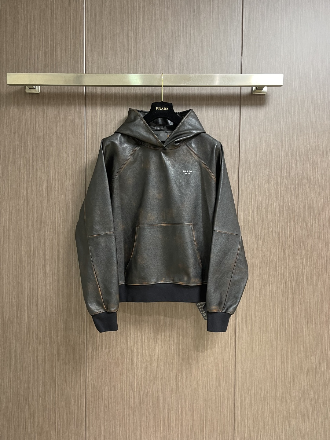 NO:597934,Prada distressed hooded raglan leather jacket. Customized Italian geological layered double-focal high-quality leather. The texture is soft and tough. The texture is natural. It is as deep as midnight black and as mellow as aged brown. The gradient colors blend naturally and resemble the traces engraved by time. The shining Prada logo embellishes the chest, which is a concrete presentation of the brand soul. Every transition of color is like the delicate brushstrokes of a painter. From a distance, it is restrained minimalism.  A closer look is a carnival of violent details. The hooded element injects a touch of casualness into the tough leather jacket. It blooms proudly as a work of art. It has become a leader in fashion trends. The imported material leather surface is printed and embroidered. Based on heat transfer technology, the metal coating of the imported anodized aluminum foil is peeled off and permanently attached to the surface of the base material through high-temperature pressure. It is strong and beautiful. The hand-made ancient rubbing method is used to wipe and treat specific parts. Up to 37 color rubbing processes achieve a local gradient effect and create a unique texture pattern.  The workmanship is extremely complex, time-consuming and labor-intensive, and manual gluing is applied to fix the strands. Physical reinforcement technology to fix the seams of the cut pieces through precise point gluing. Manual gluing work. Wave-shaped glue lines are formed along the warp and weft of the cut pieces. Heavy washing uses special solutions to remove stains and slight fading. Fading is faded through strong washing.  Make the color more uniform. The overall wiring is straight and delicate, the fabric is comfortable and soft, the color is consistent and there is no color difference. It can be matched with the same style to create a fashionable look and control various occasions. Customized accessories, complete with three standards, same style for men and women!  Size 46-52,,prada,jackets & coats,leather jacket,hats,alexander wang19860909Prada 做旧连帽插肩皮衣外套 定制意大利地质层积纹双焦优质皮革 质感柔软且坚韧 纹理自然 深邃如子夜的黑 醇厚如陈酿的棕 渐变色调自然交融 似岁月镌刻的痕迹 那熠熠生辉的Prada徽标点缀于胸前 是品牌灵魂的具象化呈现 每一道色泽的过渡都如同画家笔下细腻的笔触 远观是克制的极简主义 近赏是暴烈的细节狂欢 连帽元素为硬朗的皮衣注入一丝随性 以艺术品的姿态傲然绽放 成为时尚潮流的引领者,进口材料皮面印绣 基于热压转移技术 通过高温加压使进口电化铝箔的金属涂层剥离并永久附着于基材表面 牢固结实 美观工,纯手工古法作旧擦重位 纯手工擦拭处理特定部位 高达37道擦色工序达到局部渐变的效果 制造出独有纹理图案 做工极其复杂 耗时耗力,手工刷胶固定股位 通过精准点位施胶固定裁片接缝的物理加固技术 手工施胶作业 沿裁片经纬纱走向形成波浪状胶线,重度孝洗 通过特制溶液 去除污渍且轻微的褪色 通过强烈的洗涤方式来褪色 使其颜色更为均匀.整体走线平直细腻,面料舒适柔软,颜色一致无色差能与同款搭配营造时尚造型,驾驭各种场合,定制辅料,三标齐全,男女同款！尺码46-52,,prada,jackets & coats,leather jacket,hats,alexander wang,Men's clothing