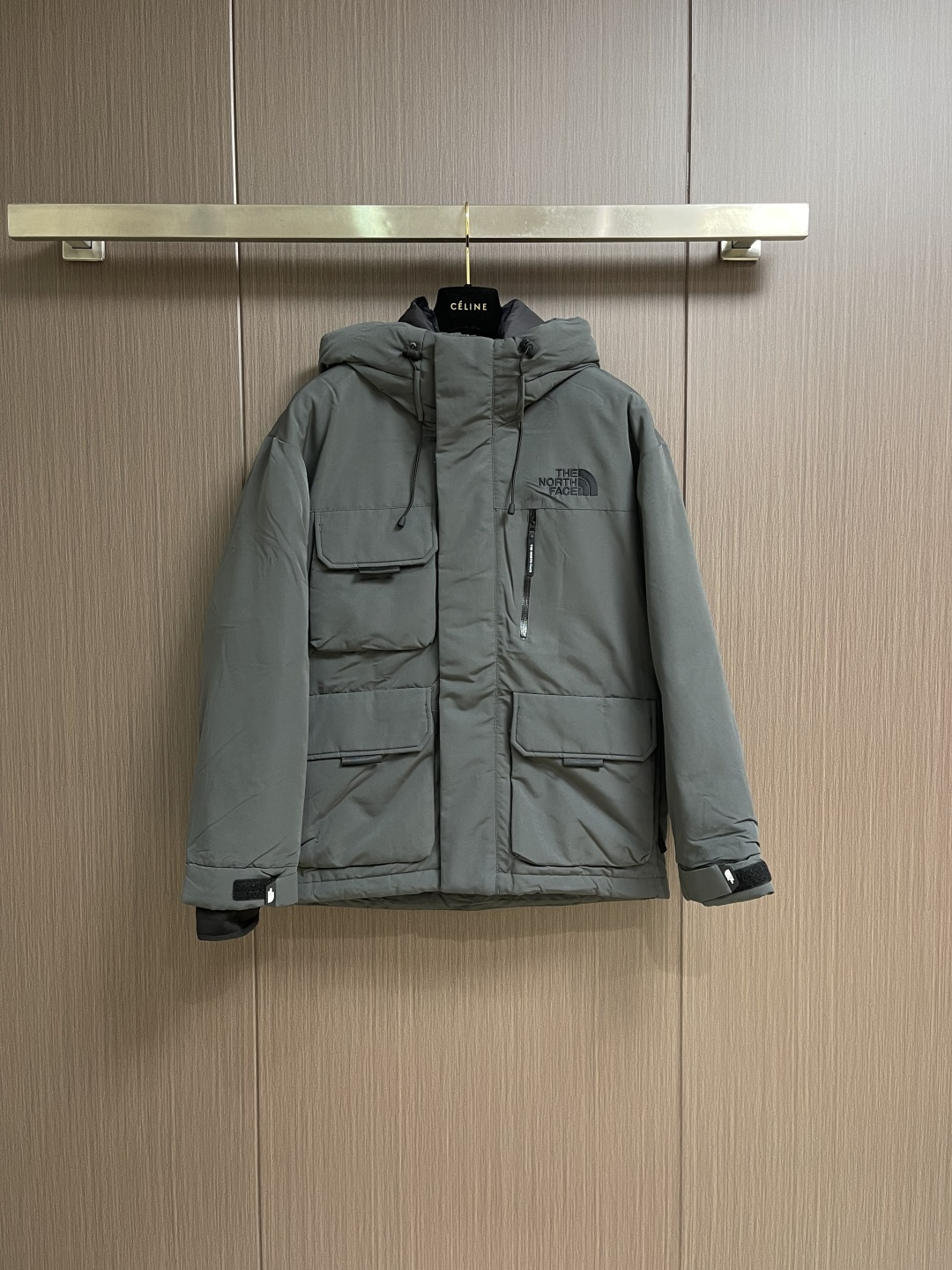 NO:627661,THE NORTH FACE TNF workwear down jacket. This down is the pinnacle of THE NORTH FACE. It is higher-end than any down jacket. It is also an outdoor mountaineering series. It is extremely thick and is generally worn outdoors in extremely cold weather. It can basically withstand the severe cold of dozens of degrees below zero. The craftsmanship is very complicated. It is not as simple as a down jacket. The warmth is not inferior. You must need such a thick winter this winter. Sizes XS-XXL, jackets &  coats,down jacket,alexander wang19860909THE NORTH FACE TNF 工装羽绒服外套,这款羽绒是THE NORTH FACE 巅峰之作,高端于任何一款羽绒服,也是户外的登山系列,爆炸厚实,一般是在户外极寒天气穿着,基本上可以抵御零下几十度的严寒了,工艺十分复杂,并非单纯一件羽绒服那么简单,保暖程度不输,今年冬天一定需要这样一件厚实的过冬.尺码XS-XXL,,jackets & coats,down jacket,alexander wang,Men's clothing