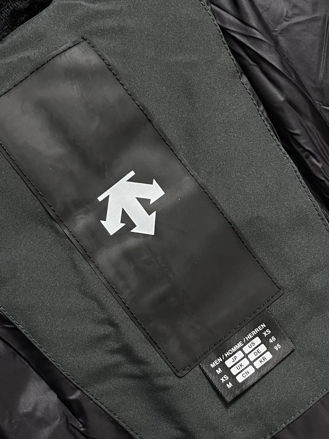 Descente迪桑特 秋冬新款连帽羽绒服 原版订制五金配件全进口原版定制 采用90白鸭绒 超柔软 充羽