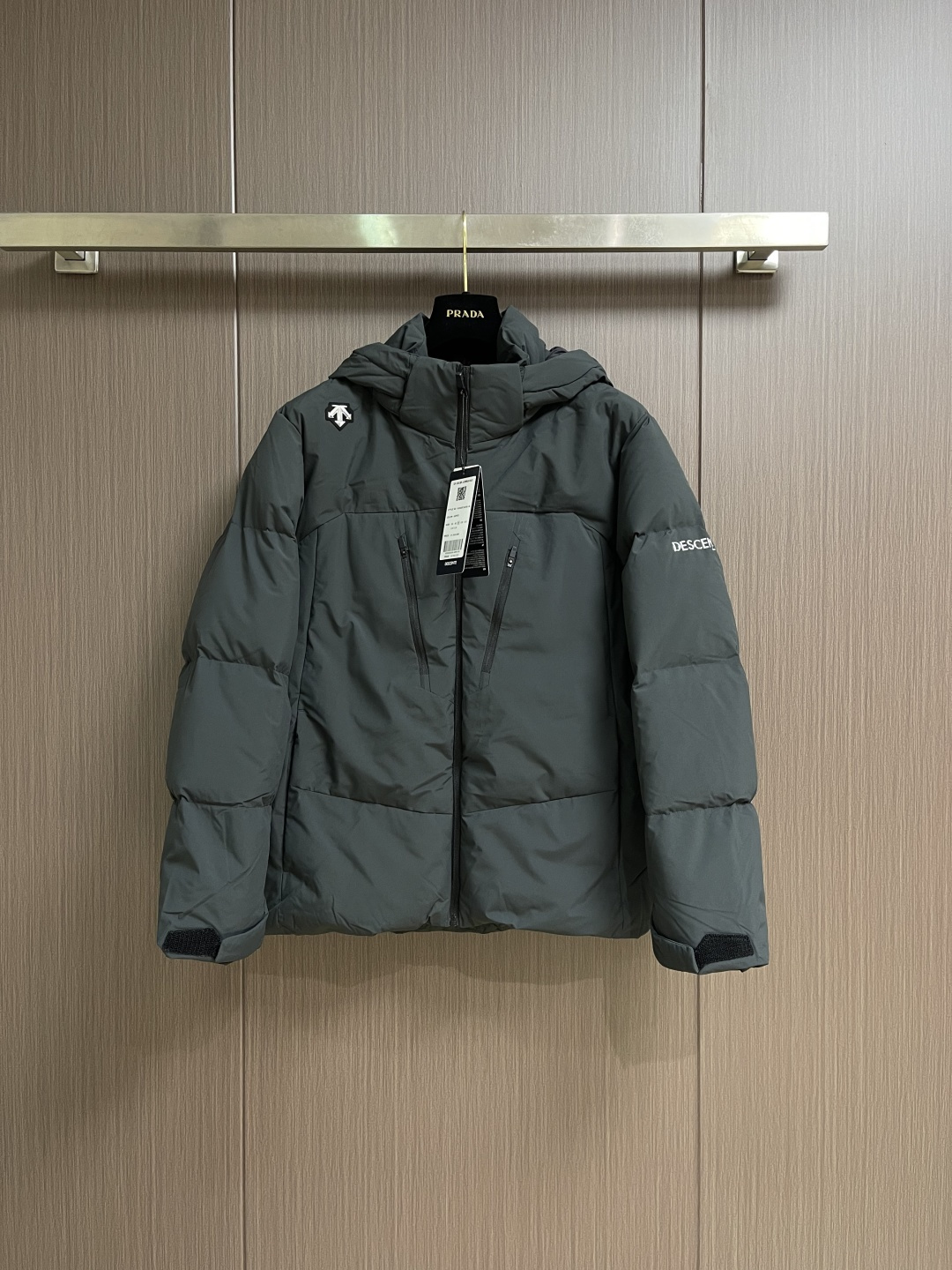 Descente迪桑特 秋冬新款连帽羽绒服 原版订制五金配件全进口原版定制 采用90白鸭绒 超柔软 充羽