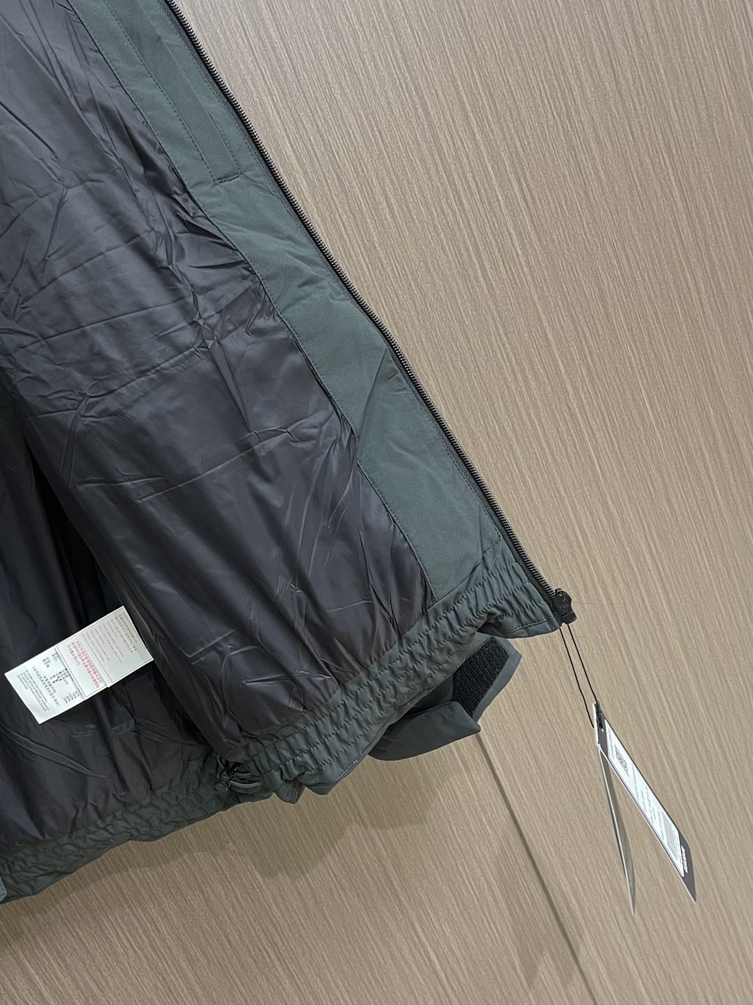 Descente迪桑特 秋冬新款连帽羽绒服 原版订制五金配件全进口原版定制 采用90白鸭绒 超柔软 充羽