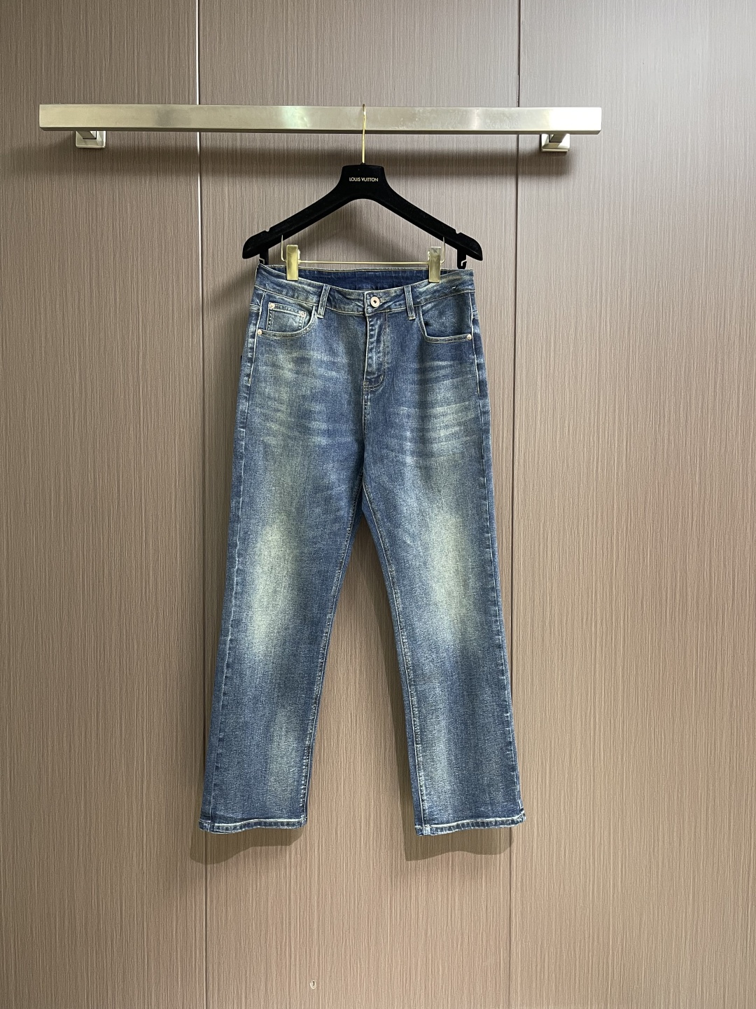 NO:600179,LV  The 2025ss new mushroom logo jeans, with its unique design concept, perfectly combine fashion and practicality, becoming a trendy item for both men and women. They are made of high-quality denim fabric and processed with special processes. The back pockets show a low-key and layered pattern, which not only retains the classic charm of denim, but also adds a bit of delicacy and elegance. In terms of style design, it uses  The loose and straight cut not only modifies the leg shape, but also gives the wearer a high degree of comfort and freedom. Whether it is simple or handsome, you can easily control a variety of styles and show your personal charm. Whether it is daily travel or outdoor adventure, this dark pattern denim can be your ideal choice, allowing you to stand out from the crowd and show your extraordinary taste. Sizes 28-38  No 35 37,,louis vuitton,jeans,alexander wang19860909LV 2025ss新款蘑菇logo标识牛仔裤,以其独特的设计理念,完美融合了时尚与实用性,成为男女皆宜的潮流单品.采用高品质牛仔面料,经过特殊工艺处理,后袋呈现出低调而富有层次的图案,既保留了牛仔的经典韵味,又增添了几分细腻与雅致,版型设计上,它采用了宽松直筒的剪裁,不仅修饰腿型,还赋予穿着者极高的舒适度与自由度.无论是搭配简约,还是帅气,都能轻松驾驭多种风格,展现个性魅力.无论是日常出行,还是户外探险,这款暗纹花牛仔都能成为你的理想选择,让你在人群中脱颖而出,彰显不凡品味.尺码28-38 无35 37,,louis vuitton,jeans,alexander wang,Men's clothing