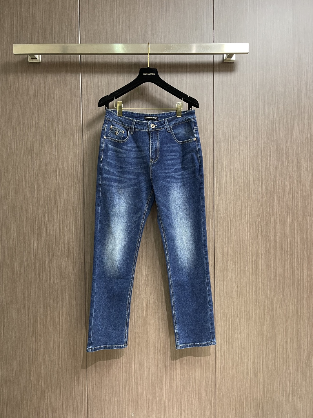 NO:600182,Chrome Hearts CH Cross Hardware Logo Jeans, available in different washes and textures, are very friendly to people with thin legs and thick legs. The straight version is very flattering to the leg shape. The timeless and moderate length makes it easy to match casually. It is the basis of various styles and is a must-have in the wardrobe!  The fabric is stiff but also makes the upper body soft without losing texture. The washing process is even more perfect. It is a must-have item for everyone!  Size 28-38 No 35 37,,chrome hearts,chrome hearts,jeans,alexander wang19860909Chrome hearts CH 克罗心 十字五金标识牛仔裤,不同水洗质感的款式,对腿细腿粗人士十分友好,直筒的版型十分修饰腿型 永不过时的适中长度,搭配起来轻松随意,各种风格的造型基础,衣橱中的必备款！面料硬挺的同时又做到了上身柔软而不失质感的效果,洗水工艺更是做到了极致,人手必备款！尺码28-38 无35 37,,chrome hearts,chrome hearts,jeans,alexander wang,Men's clothing