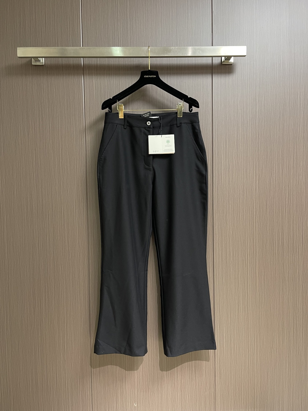 NO:607019,MiuMiu  2025SS logo embroidered straight wool trousers. The fabric is made of 100-count ultra-fine merino wool blend. The wool fabric has a tight and moderate texture. It has good drape and is comfortable on the upper body to support the top-notch soul of these trousers. The body is cut three-dimensionally and returns to traditional craftsmanship. Through segmentation, folding, shrinking, and stretching techniques, the bottoms are all hand-picked, and the waistband and lining are all hemmed.  The French and back originals are made with the same light and dark thread double thread method. The so-called slow work and meticulous work are the respect for the material, the pursuit of feel, and the workmanship is complicated and cumbersome. Customized molded bright silver engraved buttons, customized molded opti zippers, and complete three-standard accessories. Suitable for various occasions and styles, high-standard sewing workmanship, top quality in the industry. Sizes S-XL, miumiu, alexander  wang19860909MiuMiu 2025SS徽标刺绣直筒羊毛西裤,面料采用100支超细美丽诺羊毛混纺,羊毛面料质感紧密适中,悬垂性好上身效果舒服才能撑起这件西裤拔尖的灵魂.人体立体裁剪,回归传统工艺手法,通过分割、折叠、抽缩、拉展技术手法,下脚全手工挑脚做法,裤腰、内里全部包边做法、背面原版一致明暗线双线做法,所谓慢工出细活是对材料的尊重,对手感的追求,做工复杂繁琐.定制开模亮银刻字纽扣,定制开模opti拉链,三标辅料配套齐全.适应各种场合风格,高标准缝纫做工,行业顶尖品质.尺码S-XL,,miumiu,alexander wang,Men's clothing