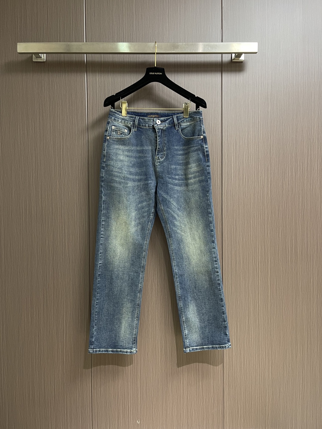 NO:600185,LV washed denim jeans, these jeans are from the 2025ss autumn and winter show, using washed denim to interpret the texture of Epi grain leather. The nubuck leather is added with patches and Mini Damier labels, buttons and rivets. Size 28-38 No 35 37,, louis vuitton, jeans, alexander wang19860909LV 水洗丹宁牛仔裤,本牛仔裤出自 2025ss秋冬秀场,以水洗丹宁布演绎 Epi粒面皮革质感.正绒面革 以贴饰与 Mini Damier 标签,纽扣及铆钉再添考究笔触.尺码28-38 无35 37,,louis vuitton,jeans,alexander wang,Men's clothing