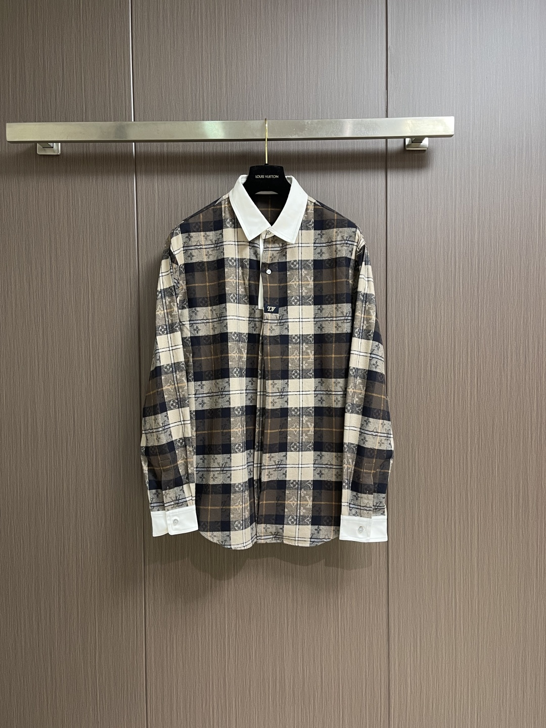 NO:596913,LV ss new autumn and winter MONOGRAM flannel long-sleeved polo shirt. This long-sleeved top is made of soft cotton flannel to reinterpret the rugby polo shirt, with autumn tones to highlight the Monogram plaid jacquard. The collar is embellished with pearlescent buttons and woven LV patches, giving the hidden button front a half- placket effect. The cotton poplin on the collar and cuffs highlights a neat style. Sizes S-XL, Louis  vuitton,shirts,alexander wang19860909LV ss秋冬新款MONOGRAM 法兰绒长袖马球衫衬衫,本款长袖上衣选用柔软棉质法兰绒重绎橄榄球马球衫,以秋日色调烘托Monogram 格纹提花.领口点缀珠光纽扣和梭织 LV 贴饰,令暗扣前襟呈现半开襟效果.衣领和袖口的棉质府绸彰显利落风范.尺码S-XL,,louis vuitton,shirts,alexander wang,Men's clothing