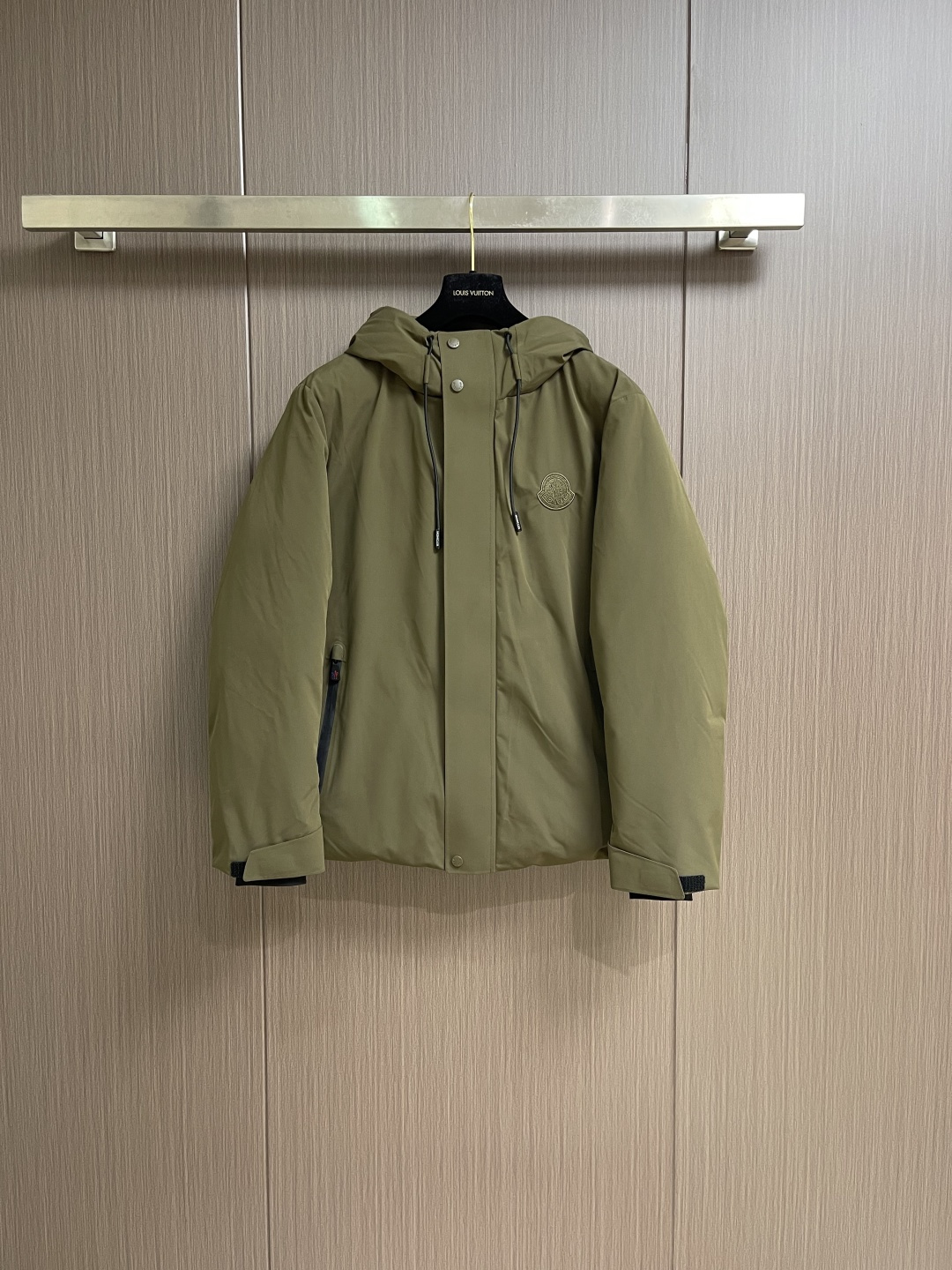 NO:596888,Moncler SS autumn and winter men's hooded down jacket, light luxury fashion casual style, light, warm and soft!  The low-key series is fashionable and versatile, just stylish!  The small hooded design, functional diagonal pockets on both sides, and the textured original four-button buckle easily demonstrate brand recognition and super specifications and performance. The upper body is absolutely eye-catching!  !!  The overall material is also super durable!  Made of fabrics imported from Italy, it has the high-end touch of a century-old brand. It has extremely high down filling, perfect fit, fashionable and not bloated. It interprets the simple aesthetic style of the series. The upper body is light and warm, and has perfect cold protection effect!  !  A high-street luxury product that combines both good looks and performance. It is a super heavyweight that will definitely hit the streets. Sizes 48-56, jackets & coats, down jackets, hats, alexander wang19860909Moncler SS秋冬男士连帽羽绒服外套,轻奢时尚休闲风格,轻盈保暖柔软！低调系列时尚百搭,就是有型！小连帽设计,两侧功能性斜插的口袋,很有质感的原漆原版四合扣,轻松的彰显品牌辨识度跟超强规格性能,上身绝对超级惹眼！!！整体的材质也是超级能打！采用意大利进口面料打造,具有百年品牌的高端触感,充绒量极高,版型完美,时尚不臃肿,演绎系列的简约美学风格,上身效果轻盈保暖,御寒效果满分！！一款颜值跟性能同步在线的高街奢物,绝对炸街的超级重磅.尺码48-56,,jackets & coats,down jacket,hats,alexander wang,Men's clothing