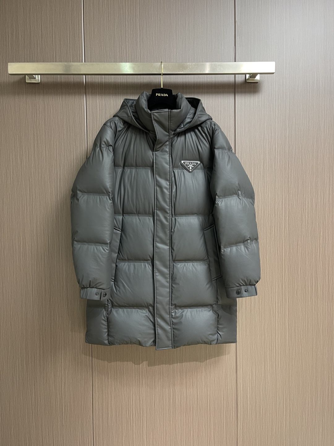 NO:596873,Prada ss new hooded long down jacket, mid-length hooded down jacket, triangular metal logo on the chest, 90# white goose down filling, every detail shows high-end craftsmanship. The design changes of structural tailoring show the diverse image changes of men. They are slim and neat, and tailored to meet the current popular multi-layered outfits and versatile styles for life!  Size 48-56,,prada,down jacket,hats,alexander wang19860909Prada ss新款连帽长款羽绒服,中长款连帽羽绒服,胸口三角金属logo,90＃白鹅绒填充,处处细节显工艺足够的高级 结构性剪裁的设计改变来展现男士多样的形象变化,修身利落、剪裁合体,满足时下正流行的多层次穿搭,生活百搭款式！尺码48-56,,prada,down jacket,hats,alexander wang,Men's clothing