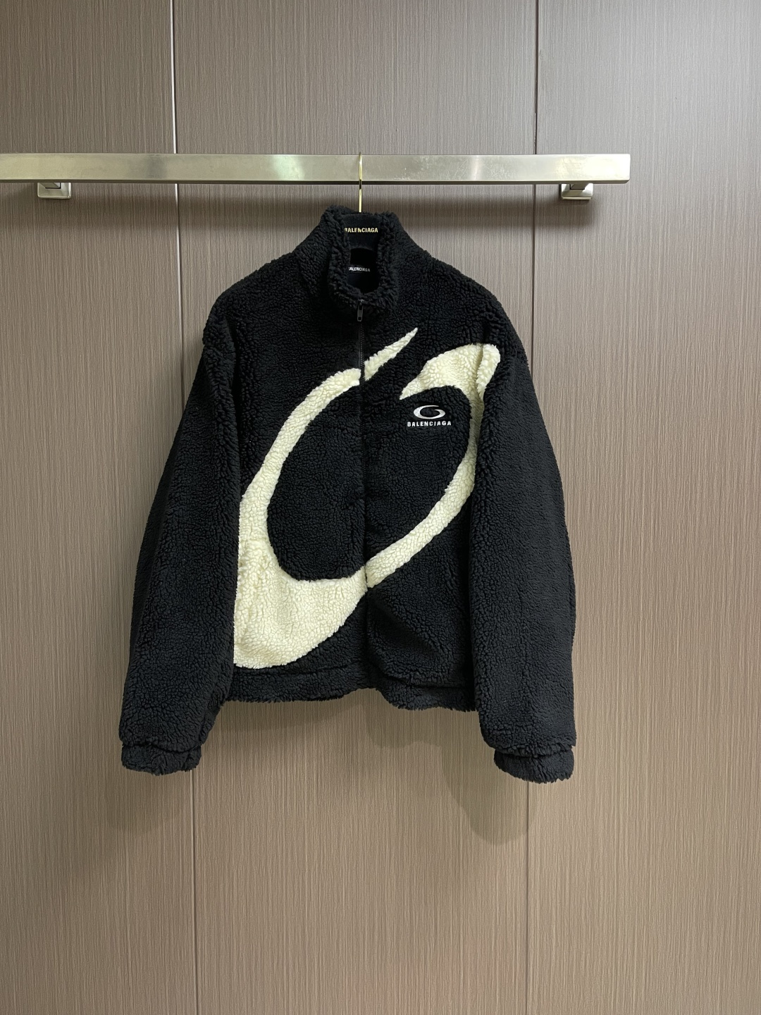 NO:596884,BALENCIAGA 2025FW new product BASKETBALLSERIES-BAGG lambswool jacket, made of custom-dyed beige and black technical fabrics, 2 zipper diagonal pockets, gathered cuffs and waist, embroidered with Basketball Series - Baggy artwork on the front. Sizes S-XL,,balenciaga,jackets & coats,jackets & coats,alexander wang19860909BALENCIAGA 2025FW新品BASKETBALLSERIES-BAGG羊羔毛夹克外套,面料采用定制定染米色和黑色科技面料,2个拉链斜口袋,缩褶袖口和腰围,正面饰以Basketball Series - Baggy艺术作品绣花.尺码S-XL,,balenciaga,jackets & coats,jackets & coats,alexander wang,Men's clothing