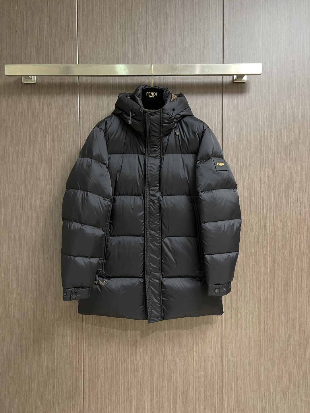 NO:597911,Fendi down hooded mid-length down jacket, every detail shows high-end craftsmanship. The design changes of structural tailoring show the diverse image changes of men. It is slim and neat, and tailored to meet the popular multi-layered wear. It is a versatile style for life. Sizes 48-56,, fendi, jackets & coats, down jacket, hats, alexander wang19860909Fendi 羽绒连帽中长款羽绒外套,处处细节显工艺足够的高级 结构性剪裁的设计改变来展现男士多样的形象变化,修身利落、剪裁合体,满足时下正流行的多层次穿搭,生活百搭款式.尺码48-56,,fendi,jackets & coats,down jacket,hats,alexander wang,Men's clothing