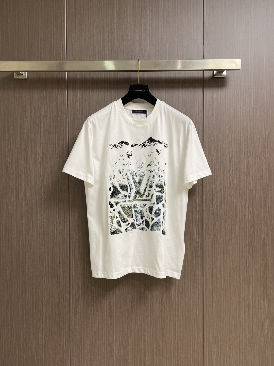 NO:597885,LV SKI ski foam flocking printed short-sleeved T-shirt is made of 60-count mercerized double-ply fabric with 1*1 Solona thread. After the garment is ready, the fabric is fermented with a special washing process to prevent shrinkage and maintain the softness of the fabric. Foam printing is used on the front, and a customized 1:1 trademark is used. The overall routing is straight and delicate, the fabric is comfortable and soft, and the color is consistent without color difference. It can be matched with the same style to create a fashionable look and control various occasions. Customized accessories, complete three standards, the same style for men and women!  Size XS-L,,louis vuitton,T-shirt,tees,t-shirt,alexander wang19860909LV SKI滑雪发泡植绒印花短袖T恤,采用60支丝光双股面料搭配1*1索罗纳螺纹.成衣后采用特殊洗水工艺面料酵洗,防止缩水保持面料柔软性.正面采用发泡印花,定制1:1商标.整体走线平直细腻,面料舒适柔软,颜色一致无色差 能与同款搭配营造时尚造型,驾驭各种场合,定制辅料,三标齐全,男女同款！尺码XS-L,,louis vuitton,T-shirt,tees，t-shirt,alexander wang,Men's clothing