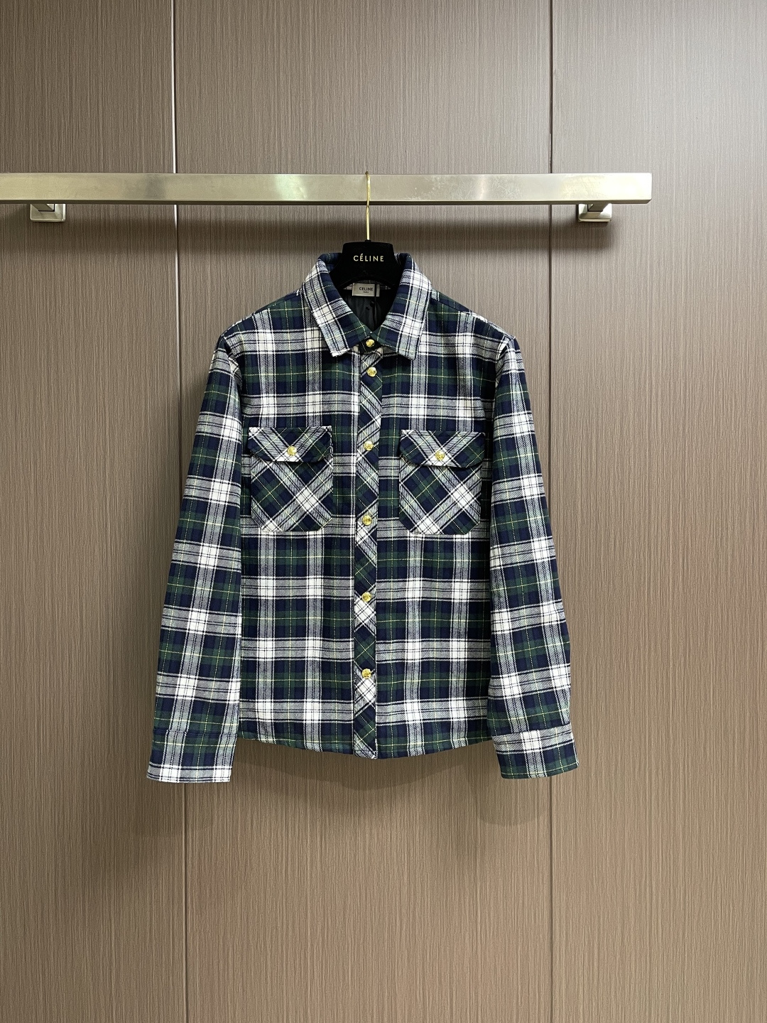 NO:596881,CELINE  Celine green plaid long-sleeved shirt and cotton jacket, made of custom-made 120-count yarn-dyed plaid fabric, with fine texture, softness and comfort. The superimposed gray and dark side plaid effect is consistent with YB. The upper and lower pockets are aligned at fixed points, and the front and center are accurately aligned to ensure left and right alignment. The entire plaid pattern is restored to YB.  Method B. Casual and loose silhouette, classic shirt collar, suitable for all kinds of commuting, use plaid shirts to create a street style look, handsome and unrestrained, easy to control in salty or sweet styles. Same style for men and women. Sizes S-XL,,celine,celine,jackets  & coats,shirts,alexander wang19860909CELINE 赛琳绿格纹长袖衬衫棉服外套,采用定制120支色织格纹面料,织纹细腻,柔软舒适,叠加的灰暗面格纹效果跟YB一致,口袋上下定点对格还原,前中精准对格,保证左右对齐,整件格型对位还原YB做法.休闲宽松廓形,经典衬衫领型,适配各种通勤,用格纹衬衫来打造街头风造型,帅气潇洒,可盐可甜风格轻松驾驭.男女同款.尺码S-XL,,celine,celine,jackets & coats,shirts,alexander wang,Men's clothing