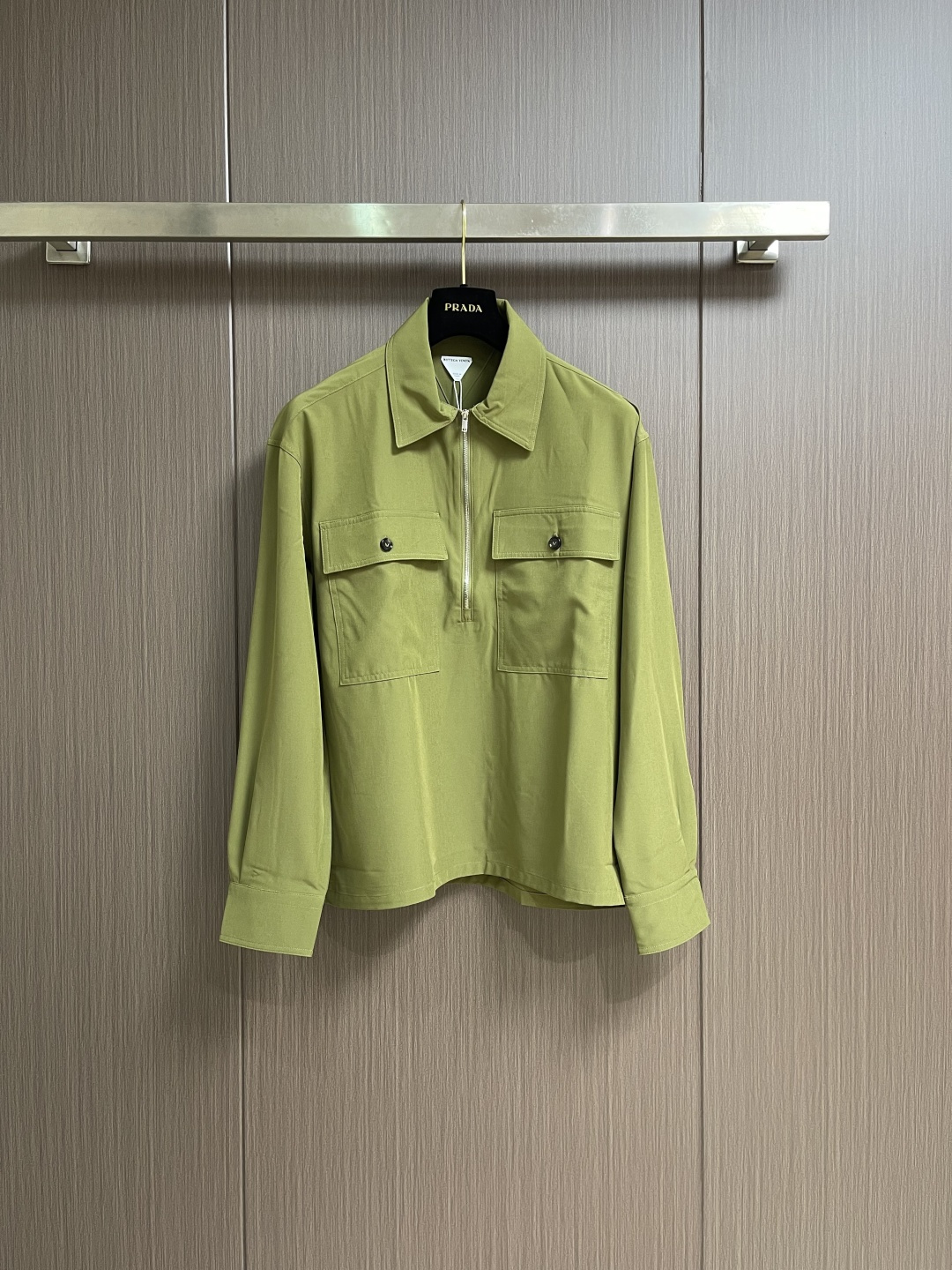 NO:596896,BV FW's new autumn and winter half-zip long-sleeved shirt. This one is made of selected cotton fabrics, which demonstrates BV's firm commitment to sustainability and traceability. The casual long-sleeved silhouette is equipped with a classic shirt collar and cuffs, and the special membrane makes the shape more crisp. The hidden button placket ensures a simple and smooth appearance. Highly recommended!  Size 42-44-46-48,,bottega veneta,shirts,alexander wang19860909BV FW秋冬新款半拉链长袖衬衫,这款以精选棉面料制作而成,彰显了BV家对可持续性和可追溯性的坚定承诺.休闲长袖廓形配以经典衬衫领和袖口,特殊薄膜令造型更显挺括.暗扣开襟确保外观简约流畅.强烈推荐！尺码42-44-46-48,,bottega veneta,shirts,alexander wang,Men's clothing