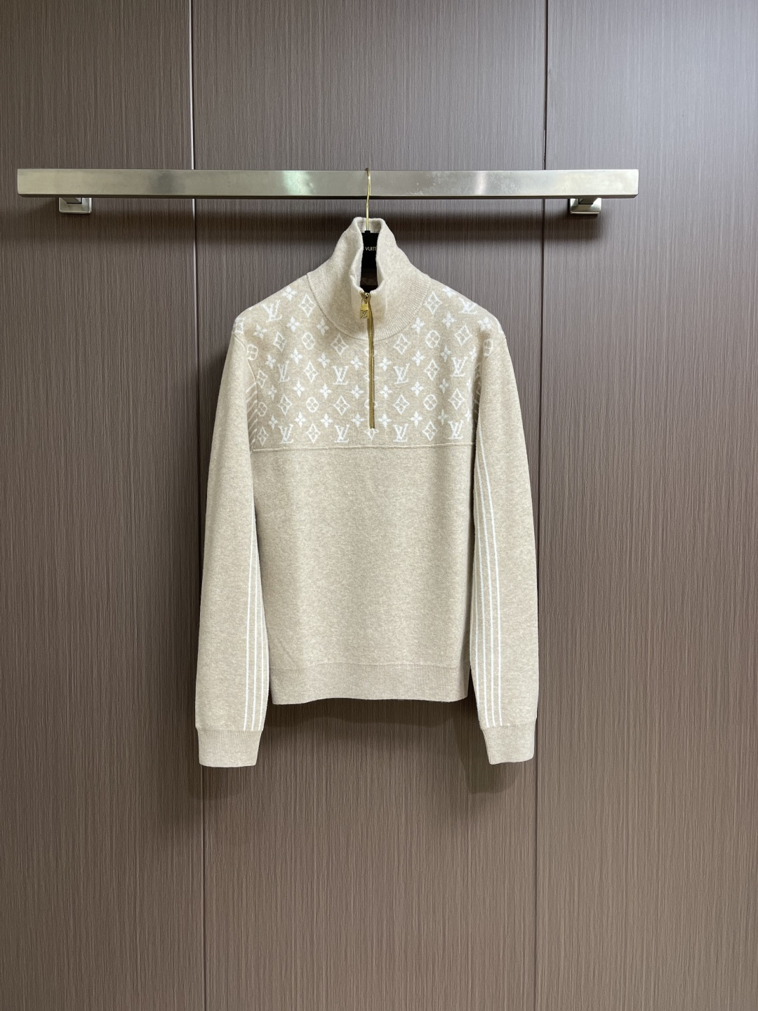 NO:596875,LV 2025SS autumn and winter ski series ribbed sheep wool half-zip pullover knitted jacket. This half-zip pullover is made of soft and warm sheep wool blend. It has a casual and elegant style and classic colors to make it a good choice for winter wardrobe. The contrasting Monogram pattern inside the collar and yoke and the dynamic stripes under the sleeves create exquisite details. Can be worn as a T-shirt or a T-shirt, suitable for both formal and casual wear. Sizes S-XL, louis vuitton, jackets &  coats,tees,t-shirt,alexander wang19860909LV 2025SS秋冬滑雪系列罗纹绵羊毛半拉链套头针织外套,本款半拉链套头衫取材柔暖绵羊毛混纺,以闲雅格调与经典色彩成就冬季衣橱佳选.衣领内与抵肩处的撞色 Monogram 图案与衣袖下方动感条纹构筑考究细节.可作或T恤,正式休闲两相宜.尺码S-XL,,louis vuitton,jackets & coats,tees，t-shirt,alexander wang,Men's clothing