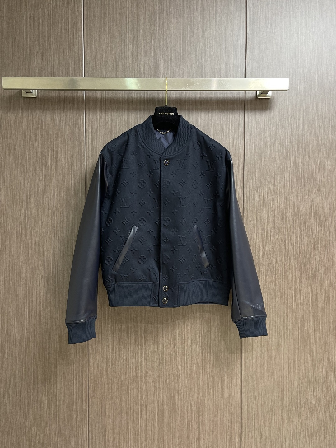 NO:596890,LV 2025ss new MONOGRAM embossed baseball jacket. This baseball jacket is made of cotton with full Monogram embossing, and is paired with cow leather sleeves and quilted lining. The 3D Louis Vuitton logo embossing lights up the left cuff, and the elegant tones make it a modern choice that spans four seasons. Sizes 46-52,, louis vuitton, louis vuitton, jackets & coats, jackets &  coats,cowhide,alexander wang19860909LV 2025ss新款MONOGRAM 压纹棒球夹克外套,本款棒球夹克为棉质衣身融入全幅Monogram 压纹,再搭配牛皮革衣袖和绗缝内衬.3D 路易威登标识压纹点亮左侧袖口,典雅色调成就跨越四季的摩登之选.尺码46-52,,louis vuitton,louis vuitton,jackets & coats,jackets & coats,cowhide,alexander wang,Men's clothing