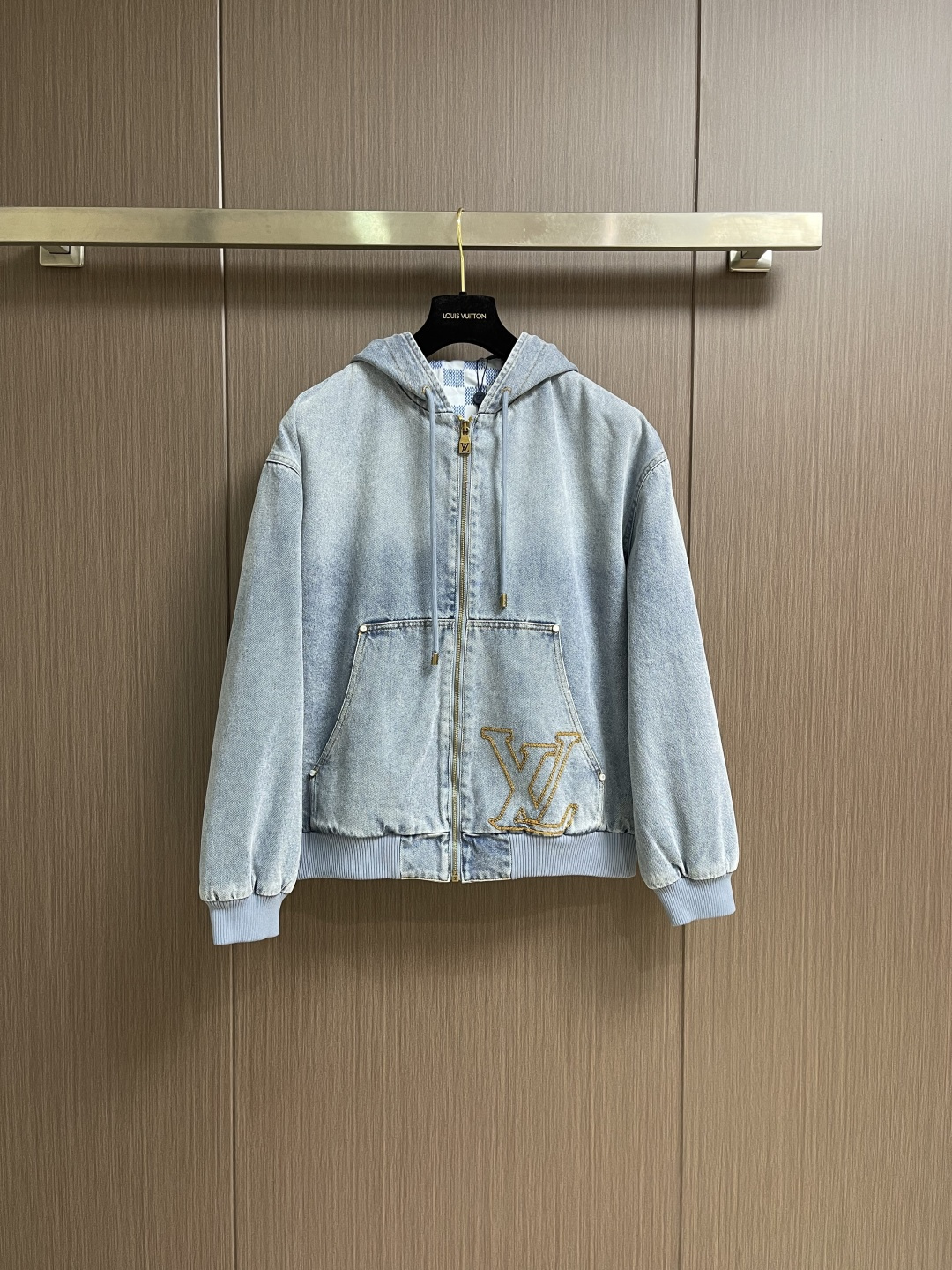 NO:596867,Tops and pants LV 2025FW autumn and winter new styles  Logo embroidered denim hooded jacket is made of light washed distressed denim fabrics, with a retro soft focus filter. The soft and waxy texture breaks the stiffness of traditional denim. The body is embroidered with iconic letters and uses metallic embroidery thread interweaving technology. The oversized loose silhouette is compatible with various body shapes. The hood + drawstring design takes into account both styling and warmth; it is suitable for the comfort and casualness of autumn and winter layering. Sizes S-XL  Jeans 29-30-31-32 counter size,,louis vuitton,versace,jeans,jackets & coats,hats,alexander wang19860909上衣 裤子 LV 2025FW秋冬新款 Logo刺绣牛仔连帽外套,甄选浅水洗做旧牛仔面料,自带复古柔焦滤镜,软糯质感打破传统牛仔的硬挺刻板,衣身缀以标志性字母刺绣,采用金属质感绣线交织工艺,oversize宽松廓形兼容各种身形,连帽＋抽绳设计兼顾造型感与保暖性；适配秋冬叠穿的舒适与随性.尺码S-XL 牛仔裤29-30-31-32 专柜码数,,louis vuitton,versace,jeans,jackets & coats,hats,alexander wang,Men's clothing