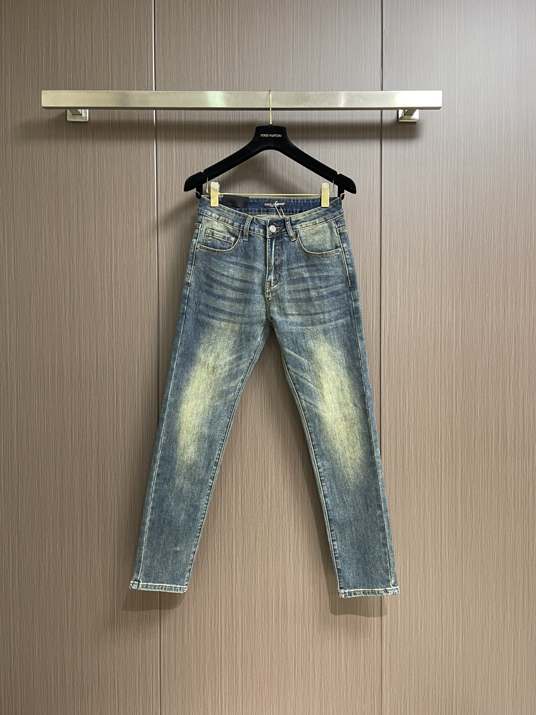 NO:600188,DG 2025SS new logo denim trousers, suitable for daily life and leisure. The selected denim fabrics have been washed, polished and distressed through multiple processes. The excellent fit makes the trousers have good upper body comfort, which is very important for jeans. Original hardware and accessories are provided by customers, with great design sense, full details and workmanship. Sizes 29-40 No 35 37 39,,jeans,alexander wang19860909DG 2025SS新款标识牛仔长裤,生活休闲日常皆宜.选用的牛仔布料全部经过多道工序洗水、打磨、做旧处理 极好的版型使的裤装有很好的上身舒适度,牛仔裤这点非常非常重要.客供原版五金辅料,极具设计感, 十足的细节、做工之处处到位 .尺码29-40 无35 37 39,,jeans,alexander wang,Men's clothing