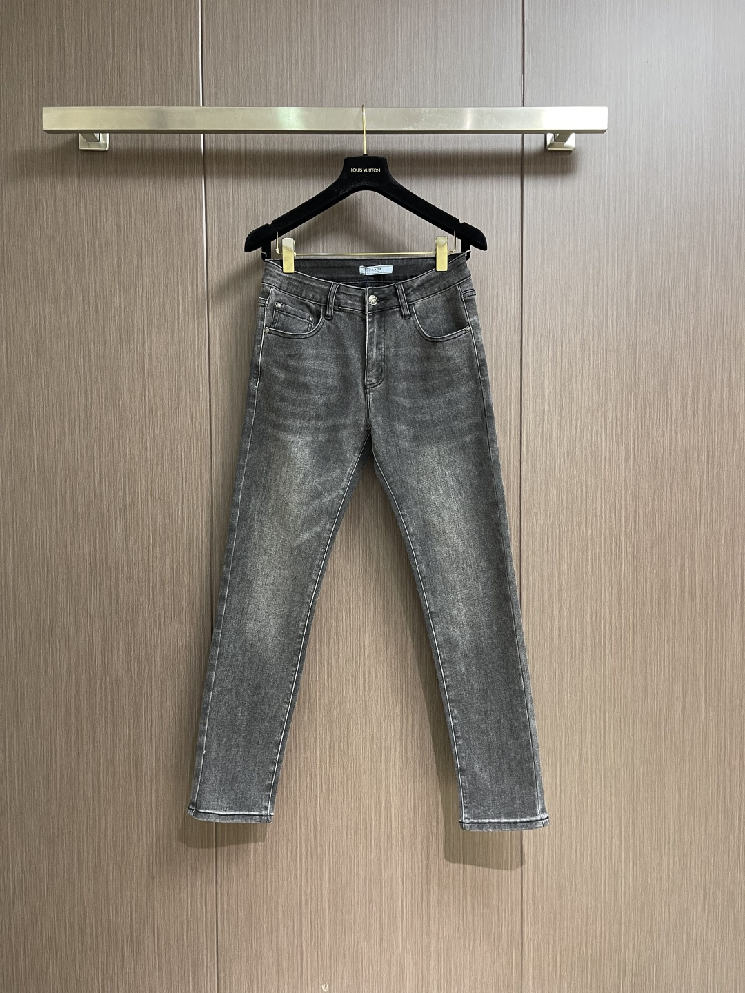 NO:600197,Prada 2025SS early autumn new brand logo jeans, original custom-made replica, customer-supplied hardware accessories, original quality, imported denim fabric, heavy industrial washing, fine workmanship and routing, excellent upper body!  Preferred items. Sizes 29-40 no 35 37 39, prada, jeans, alexander wang19860909Prada 2025SS早秋新款品牌标识牛仔裤 原版定制复刻 客供五金辅料 原单品质 进口牛仔面料重工洗水 做工走线精细 上身绝佳！优选单品.尺码29-40 无35 37 39,,prada,jeans,alexander wang,Men's clothing