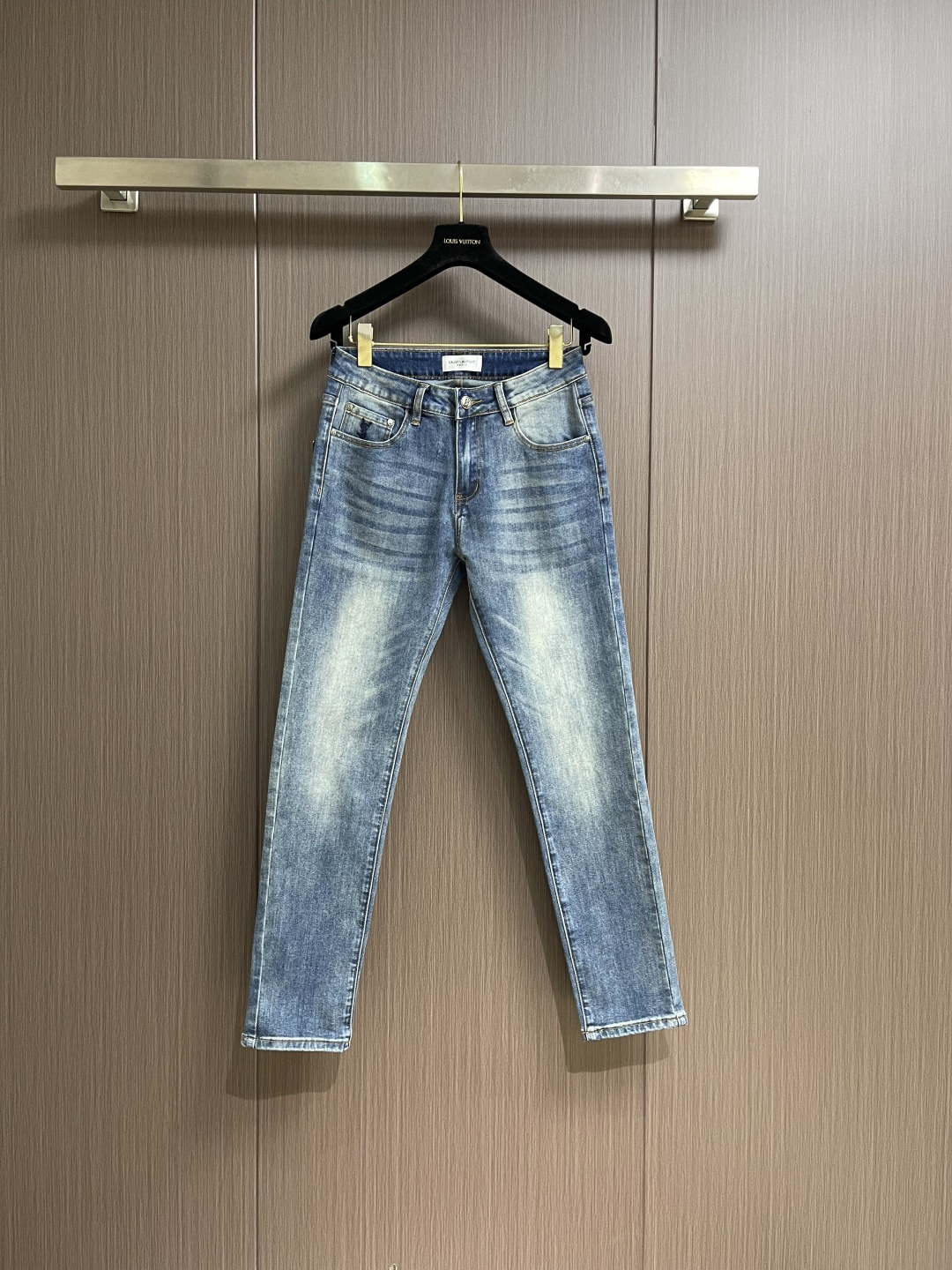 NO:600200,YSL new jeans, high-end denim fabric, beautiful color, slim fit, micro-elastic fabric, versatile, long-lasting washing, no deformation, no discoloration, excellent upper body effect. Generous and elegant tailoring, constantly innovative design, but always maintains noble and elegant style and taste, interpretation of fashion charm, small straight version, fashionable goods. Size 29-40, no 35 37 39,, saint laurent, jeans, alexander wang19860909YSL 新款牛仔裤 高端牛仔面料 色泽靓丽,修身版型 微弹力面料 随意百搭 久洗不变形 不变色 上身效果极佳.大方优雅的剪裁,设计不断创新却始终保持着高贵优雅的风格和品位 演绎时尚魅惑 版型小直筒 时尚佳品.尺码29-40 无35 37 39,,saint laurent,jeans,alexander wang,Men's clothing