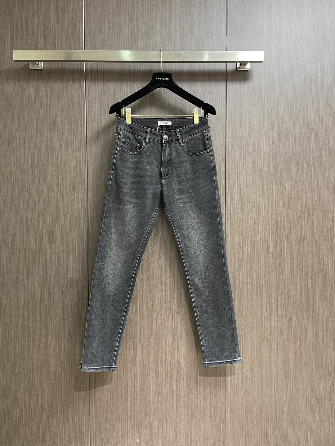 NO:600174,Loewe 2025SS new autumn and winter jeans, with three-dimensional slim tailoring technology, better fit the Asian body shape! Imported all-hardware accessories, buttons are engraved with the brand logo in every detail, the denim fabric has been washed many times, and the calfskin waistband on the back waist. The details of the logo are perfect and lifelike! The details are awesome when done to the extreme, pure cotton denim fabric, washed color is correct, the texture is indescribable, the touch and comfort of the upper body are more conducive to shaping, and the temperament is reflected.  It is extremely skin-friendly and can be worn directly against the skin without any pressure. The moderate thickness retains the wear resistance and breathability of jeans. Skin-friendly cotton and pocket cloth are also carefully selected for the lining. The entire pair of pants has a strong visual effect, exquisite workmanship, and first-class quality. Sizes 29-40 None 35 37 39,,loewe,jeans,cowhide,alexander wang19860909Loewe 2025SS秋冬新款牛仔裤,立体修身裁剪工艺,更贴合亚洲人体型! 进口全五金辅料,细节处纽扣均刻有品牌logo ,为牛仔本布经过多次洗水工艺,后腰小牛皮腰牌.标细节完美量现栩栩如生! 细节做到极致便是牛逼 ,纯棉牛仔面料,水洗颜色正,纹理质感不可言喻 触感舒适上身更利于塑形,气质体现 亲肤性极强,直接贴身穿无压力 适中厚度保留了牛仔裤的耐磨性和透气性 内里同样严选亲肤棉料和口袋布 .整条裤子具有极强的视觉效果,以及细腻的做工,品质一流.尺码29-40 无35 37 39,,loewe,jeans,cowhide,alexander wang,Men's clothing