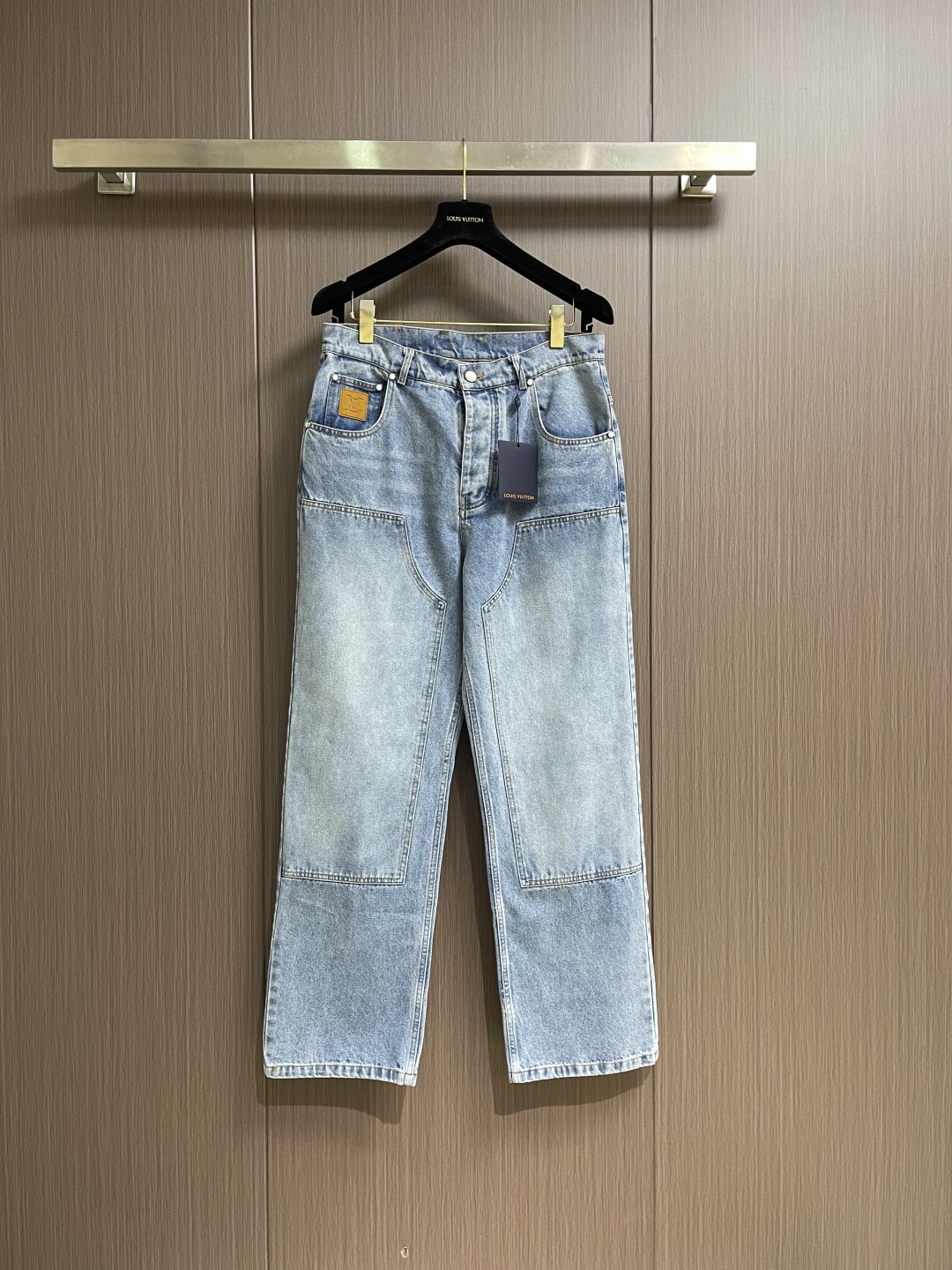 NO:596893,Tops Pants LV 2026 SS early spring new washed denim casual trousers, custom-made classic blue dyed washed fabrics, designed with a casual fit, front panel structure, rear Damier label with rich details, suede Marque L.Vuitton Deposee patch, button front, equipped with pearlescent buttons, classic five-pocket jeans cut, equipped with pearlescent rivets, simple design, easy to wear. Sizes S-XL  Jeans 29-30-31-32 counter size,,louis vuitton,jeans,alexander wang19860909上衣 裤子 LV 2026 SS早春新款洗水牛仔休闲长裤,订制经典蓝色染色洗水面料,以休闲版型设计,正面拼裁片结构,后部 Damier 标签丰富细节,绒面革 Marque L.Vuitton Deposee 贴饰,纽扣前襟,配有珠光纽扣,经典五袋牛仔裤剪裁,配有珠光铆钉,简单设计 不挑人穿.尺码S-XL 牛仔裤29-30-31-32 专柜码数,,louis vuitton,jeans,alexander wang,Men's clothing