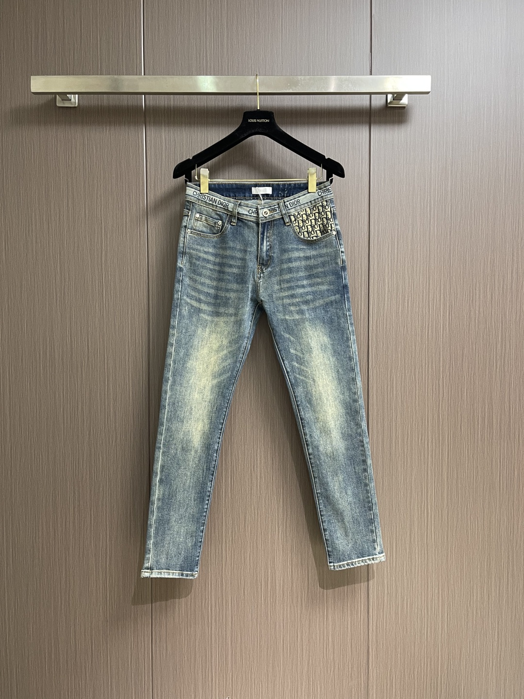 NO:600177,Dior's new jeans are imported Turkish pure cotton denim fabric. They are bright in color, breathable, and have a slim fit. Micro-elastic fabrics are versatile and will not deform or discolor after being washed for a long time. As time goes by, the color will become more and more natural. The upper body effect is excellent. Generous and elegant tailoring, the design is constantly innovating but always maintains the noble and elegant style and taste. It interprets the fashion charm. The version is small and straight. Fashionable. Size 29-40 No 35 37  39,,dior,jeans,alexander wang19860909Dior 新款牛仔裤 进口土耳其纯棉牛仔牛面料 色泽靓丽,透气,修身版型 微弹力面料 随意百搭 久洗不变形 不变色 经过岁月流逝颜色会越来越自然 上身效果极佳.大方优雅的剪裁,设计不断创新却始终保持着高贵优雅的风格和品位 演绎时尚魅惑 版型小直筒 时尚佳品.尺码29-40 无35 37 39,,dior,jeans,alexander wang,Men's clothing