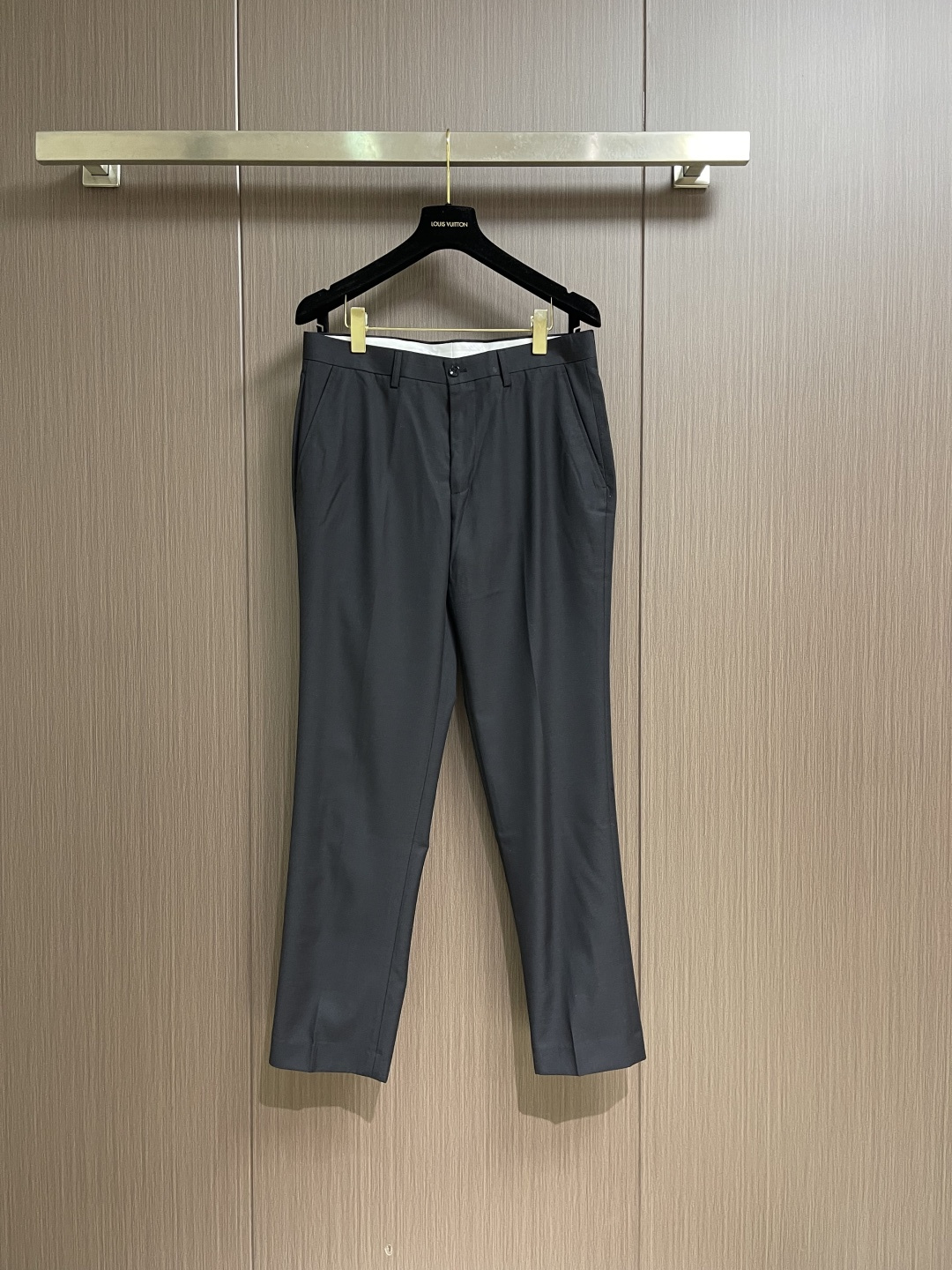 NO:596894,Prada ss sports casual trousers, the fabric is comfortable and breathable, and the double side pockets are designed!  A casual pair of daily wear, multi-functional casual pants that follow the trendy line and are imported from all levels. The upper body is comfortable and breathable, the fit is excellent, and it has an elegant clean design!  Must-have item. Size 32-34-36-38, size 32, waist 81.5, seat 102, pants length 104, size 34, waist 86.5, seat 107, length 104, size 36, waist 91.5, seat 112, length 105, size 38, waist 96.5, seat 116, length 106, prada, alexander wang19860909Prada ss运动休闲西裤,面料舒适透气,双侧插口袋设计！一款日常穿着,兼备多功能休闲裤走了潮范路线全线进口级别,上身舒适透气,版型极好,大气的干净版设计！必备单品.尺码32-34-36-38 32码腰围81.5坐围102 裤长104 34码腰围86.5 坐围107裤长104 36码腰围91.5坐围112裤长105 38码腰围96.5坐围116裤长106,,prada,alexander wang,Men's clothing