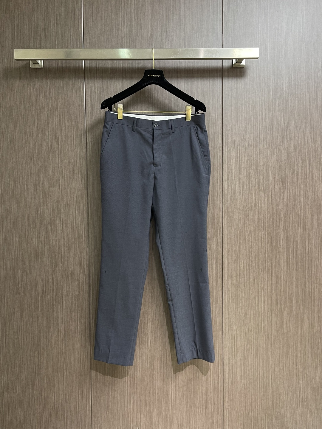 NO:596895,LV SS autumn and winter series men's business casual fashion trousers, classic color matching, suitable for autumn and winter wear, Egyptian cotton imported from Turkey, comfortable and breathable!  The style design is simple and elegant, in line with the consistent LV design concept, with exquisite details, craftsmanship, slim fit tailoring, upper body lifting and hip shaping, a must-have for business elite men. Size 32-34-36-38, waist circumference 81.5 for size 32, seat circumference 102, trouser length 104, waist circumference 34, 86.5, seat circumference 107, trouser length 104, waist 91.5, seat circumference 112, trouser length 105  Size 38, waist 96.5, seat 116, pants length 106, Louis Vuitton, Alexander Wang19860909LV SS秋冬系列男士商务休闲时装款西裤,经典的搭色,合适秋冬穿着,土耳其进口客供埃及棉,舒适又透气！款式设计简约大气,符合一贯LV设计理念,细节做工精致,匠心工艺,修身合体剪裁,上身提臀塑身,商务精英男士必备.尺码32-34-36-38 32码腰围81.5坐围102 裤长104 34码腰围86.5 坐围107裤长104 36码腰围91.5坐围112裤长105 38码腰围96.5坐围116裤长106,,louis vuitton,alexander wang,Men's clothing