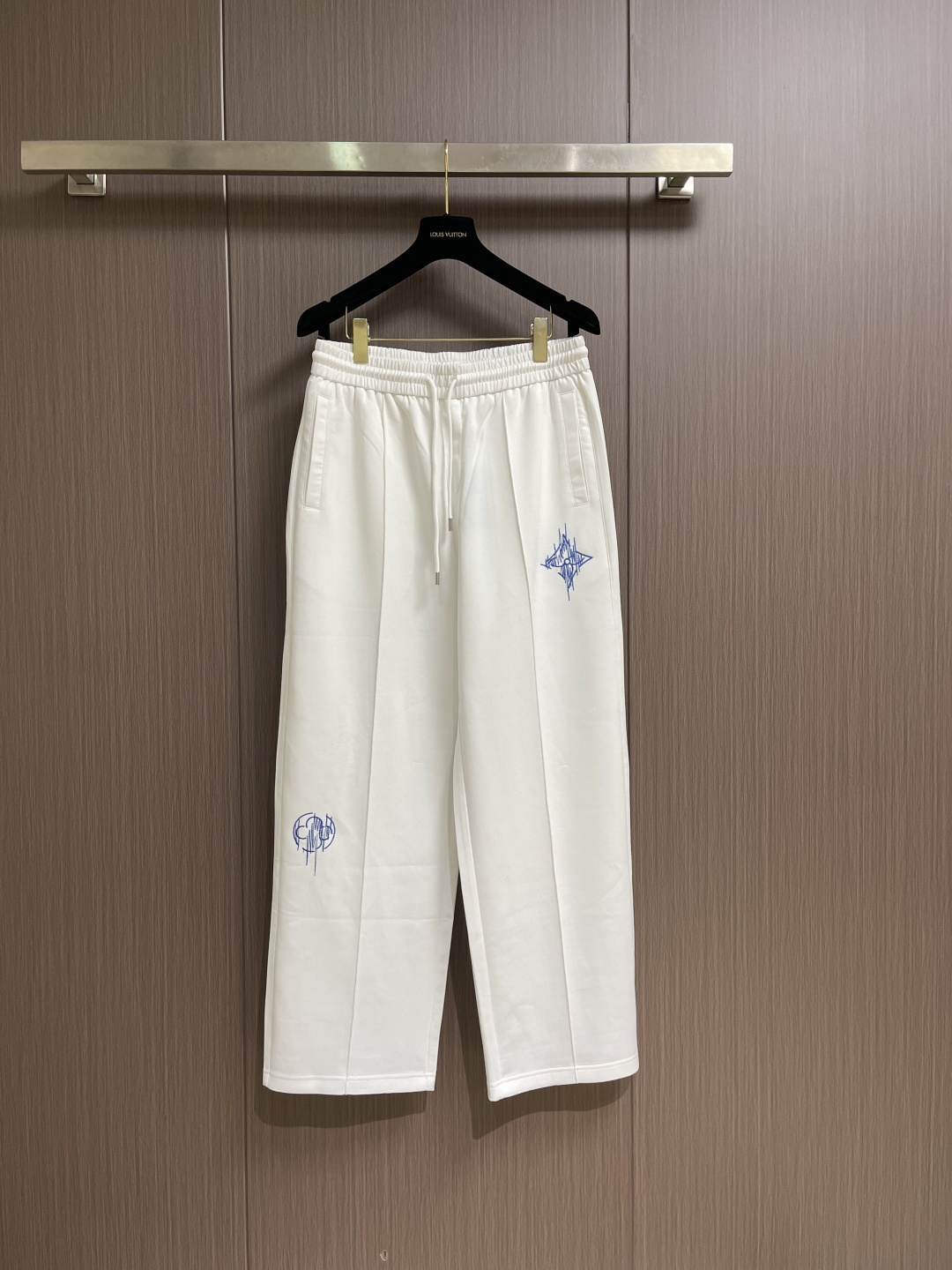 NO:596887,LV 2025SS spring and summer classic series men’s casual straight pants!  The fabrics are supplied by customers, soft and delicate, and the brand style can be seen at a glance!  Minimalist design, no unnecessary exaggerated elements to declare victory, fine details and workmanship, classic color upper body that makes you look energetic, a variety of styles to wear, suitable for casual business, daily life, and fashion trends!  The overall style and fashion sense are extremely outstanding, bringing extraordinary clothing taste!  Size XS-L,,louis vuitton,alexander wang19860909LV 2025SS春夏经典系列男士休闲直筒裤！客供面料,柔软细腻,品牌格调一览无余！极简主义设计,没有多余浮夸的元素来宣兵夺主,细节做工精细,经典颜色上身很显精气神,多种风格穿搭,休闲商务、日常生活、时尚潮流均可驾驭！整体不论是档次还是时尚感都是极为出色的,带来非凡的衣着品味！尺码XS-L,,louis vuitton,alexander wang,Men's clothing