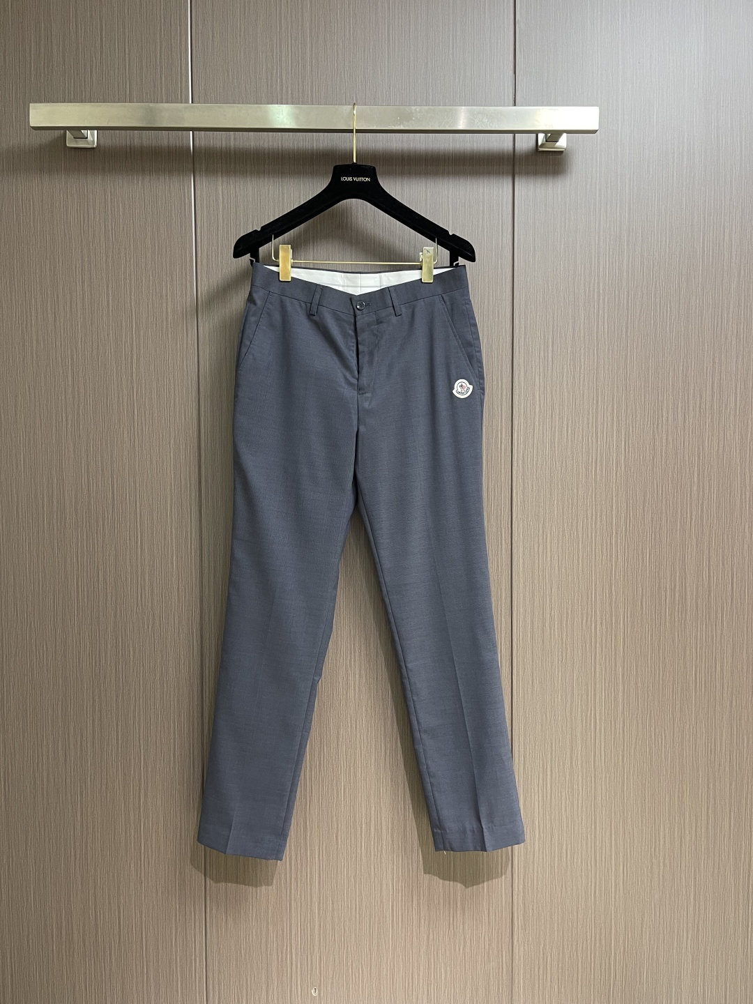 NO:596897,Moncler ss early autumn new commuter business casual trousers, high-end customized fabrics, super good texture, low-key and connotative style, making you comfortable and comfortable. The upper body is very good, breathable and comfortable, master-level tailoring casual trousers. If you like this simple and elegant style, you can't hesitate. The upper body trousers are so good that they can be perfectly matched in various occasions!  The version is comfortable and stylish, without any sense of restraint, and the upper body is elegant yet casual. Size 32-34-36-38, waist circumference 81.5, size 32, seat circumference 102, trouser length 104, waist circumference 34, 86.5, seat circumference 107, trouser length 104, waist circumference 91.5, 36, seat circumference 112, trouser length 105  Size 38, waist circumference 96.5, seat circumference 116, pants length 106,,alexander wang19860909Moncler ss 早秋新品通勤款商务款休闲裤,面料高端定制,质感超好,低调有内涵格调,让你舒适自如 上身非常的赞 透气舒适 大师级别剪裁休闲西裤 喜欢这种简约大气款就不能犹豫,上身裤型好到没朋友,且各种场合都能完美驾驭！版型舒适有型,没有束缚感,上身优雅大气又不失随性的感觉.尺码32-34-36-38 32码腰围81.5坐围102 裤长104 34码腰围86.5 坐围107裤长104 36码腰围91.5坐围112裤长105 38码腰围96.5坐围116裤长106,,alexander wang,Men's clothing