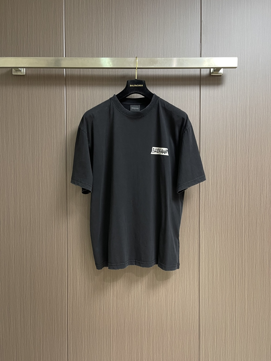 NO:597914,Balenciaga  Offset printed round neck short-sleeved T-shirt, retro plain knitted fabric. The main body is made of 24S plain knitted fabric with a weight of 185g. It is paired with 32S double yarn 1*1 thread and has a weight of 270g. The weight of the fabric ensures the lightness and breathability of the wear. The 24-count yarn gives the fabric a delicate and smooth texture, and the plain knitted structure brings a good skin-friendly feel and moderate elasticity. The fabric has been washed in faded gray, which not only gives  It gives it a unique retro appearance, softens the color, and achieves a pre-softening effect on the touch, eliminating the stiffness of new fabrics, making the garments appear comfortable and soft with the texture of old materials when worn for the first time. Art work printing patterns, dark flower paste dot multi-layer superposition printing is an advanced printing process that combines fine patterns and three-dimensional layers. Its core is to use high-mesh dot plate making to print transparent or light-colored printing paste multiple times with micron-level precision  Overprinted on the fabric base, each overlay is accurately aligned to form a looming dark floral texture. The printed pattern does not rely on bright colors, but creates subtle light and shadow gradients and tactile layering on the surface of the fabric through the thickness difference of slurry accumulation and light refraction. The pattern shows delicate changes at different angles, with both visual depth and long-lasting washability. The high collar, oversize and loose silhouette  Shape design, basic round neckline, dropped shoulder line, vertical pit woven code from top to bottom, collar, cuffs, and hem all have ruffles, and the sleeve length is longer to highlight the details. The thickness of the ready-made garment is the same as the original, and it is also shaped, so the upper body is wide and not easy to deform. Sizes XS-L, balenciaga, versace, T-shirt, tees, t-shirt, alexander  wang19860909Balenciaga 胶印花圆领短袖T恤,复古平纹针织面料,主体采用24S平纹针织面料,克重为185g；搭配32S双纱1*1螺纹,克重为270g.面料克重确保了穿着的轻盈与透气性.24支纱线赋予了面料细腻平整的肌理,平纹针织结构则带来了良好的亲肤感和适度的弹性.面料经过褪色灰色水洗处理,这不仅赋予其独特的复古外观,柔和了色彩,更在触感上实现了预软化的效果,消除了新织物的生硬感,使成衣初次穿着即呈现舒适柔软的旧物质感.艺术作品印花图案,暗花浆网点多层叠加印花是一种融合精细图案与立体层次的先进印花工艺.其核心在于通过高目数网点制版,将透明或浅色印花浆料以微米级精度多次套印于面料基底,每次叠加均精准对位,形成若隐若现的暗花纹理.印花图案不依赖鲜艳色彩,而是通过浆料堆积的厚薄差异和光线折射,在织物表面营造出微妙的光影渐变与触觉层次感.图案在不同角度下显现细腻变化,兼具视觉深度与持久耐洗性.高领oversize宽松版型,oversize宽松廓形设计,基础款圆领领口落肩线,自上而下采用纵向坑条织码,领口、袖口、下摆均有罗口收口,袖长更偏长突出细节感.成衣厚度与原版一致,另做定型处理,上身挺阔不易变形.尺码XS-L,,balenciaga,versace,T-shirt,tees，t-shirt,alexander wang,Men's clothing