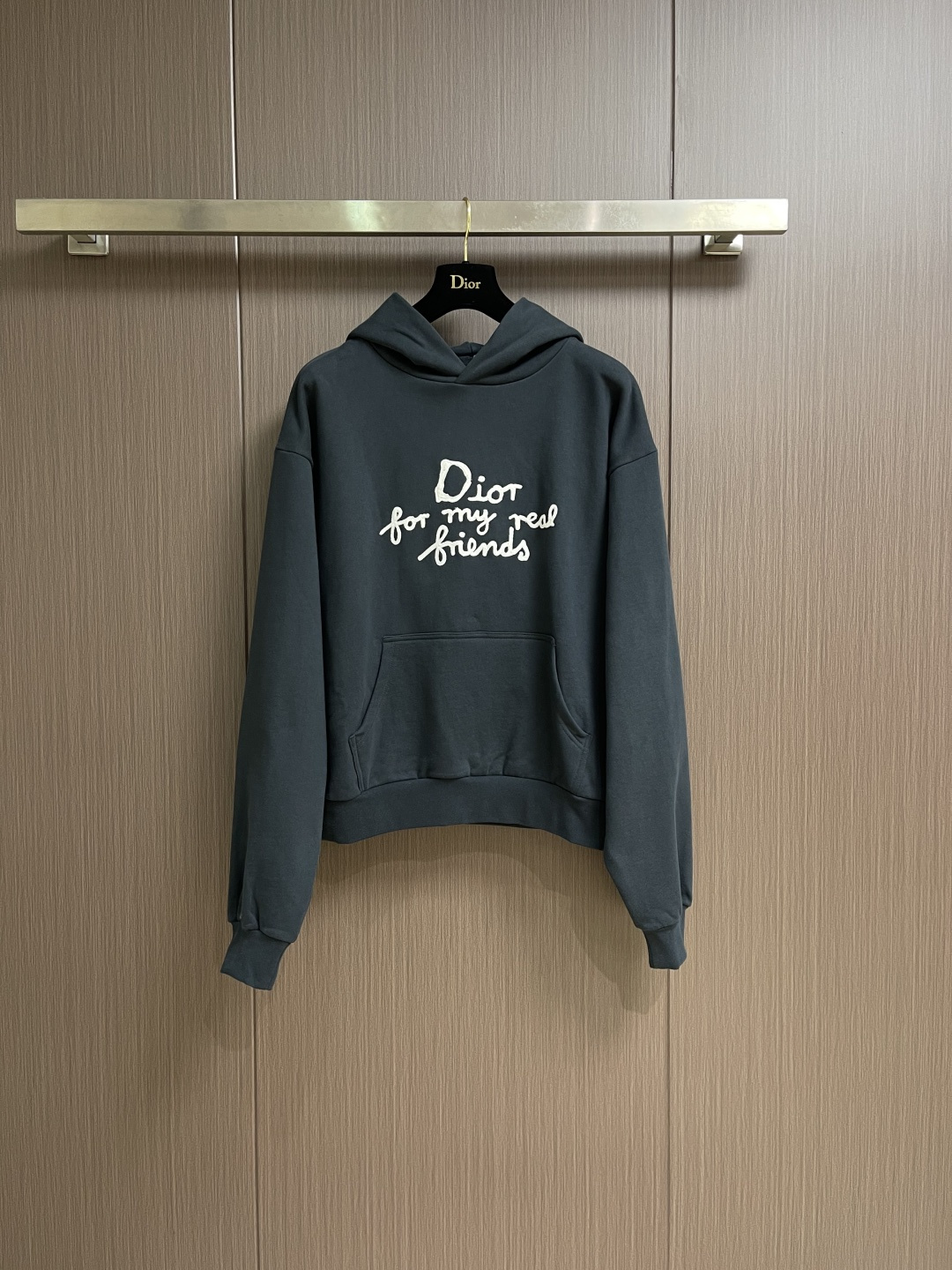 NO:597932,Dior's iconic embroidered long-sleeve hooded sweatshirt. This hooded sweatshirt displays the Dior For My Real Friends logo from the DIOR AND HYLTON NEL collaboration. Crafted from navy blue cotton fleece, it features contrasting embroidery on the front and a practical kangaroo pocket. It has a casual fit with a ribbed hem and cuffs to match any casual outfit. DIOR AND HYLTON NEL COLLECTION Doir For My Real Friends  Logo embroidery, hood, front kangaroo pocket, ribbed hem and cuffs. The overall routing is straight and delicate, the fabric is comfortable and soft, and the colors are consistent without color difference. It can be matched with the same style to create a fashionable look and control various occasions. Customized accessories, complete with three standards, same style for men and women. Sizes S-XL, dior, hoodie, sweatshirts, hats, alexander wang19860909Dior 标志性刺绣长袖连帽卫衣,这款连帽运动衫展示来自 DIOR AND HYLTON NEL联名系列的Dior For My Real Friends 标志.采用海军蓝色棉质起绒面料精心制作,正面饰以对比鲜明的刺绣设有实用的袋鼠式口袋.休闲剪裁,搭配罗纹底边和袖口,可与各式休闲装扮搭配.DIOR AND HYLTON NEL 联名系列 Doir For My Real Friends 标志刺绣,连帽,正面袋鼠式口袋,罗纹底边和袖口.整体走线平直细腻,面料舒适柔软,颜色一致无色差 能与同款搭配营造时尚造型,驾驭各种场合,定制辅料,三标齐全,男女同款.尺码S-XL,,dior,hoodie,sweatshirts,hats,alexander wang,Men's clothing