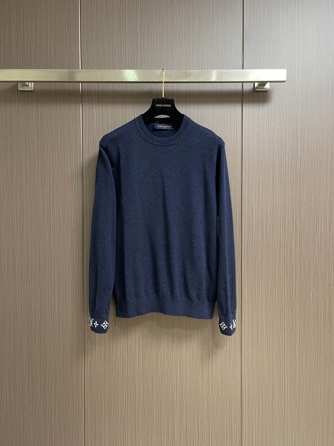 NO:597940,LV jacquard sleeve woolen long-sleeved knitted sweater. The wool is made of 30% Basalan wool, 10% cashmere, 60% cotton, and 5-needle yarn. It is dyed in blue according to the original version. It uses a jacquard machine imported from Stoll, Germany, for knitting. The jacquard design process on both sides of the plain sleeves is very complex. It is different from the modified bottomless version on the market. It takes 170 minutes to make a single piece. The overall wiring is straight and delicate, the fabric is comfortable and soft, and the color is consistent and has no color difference.  It can be matched with the same style to create a fashionable look, and can be used in various occasions. Customized accessories, complete with three standards, same style for men and women!  Size S-XL,,louis vuitton,sweaters,alexander wang19860909LV 提花袖毛织长袖针织毛衣,毛料采用30％巴素兰羊毛 10％羊绒 60％棉、5针纱线,参照原版进行订染花蓝色,选用德国斯托尔进口提花机进行编织,素袖咀位置双面的提花设计工艺及其复杂,与市场的改版露底版本不同,单件耗时170分钟1件,整体走线平直细腻,面料舒适柔软,颜色一致无色差 能与同款搭配营造时尚造型,驾驭各种场合,定制辅料,三标齐全,男女同款！尺码S-XL,,louis vuitton,sweaters,alexander wang,Men's clothing