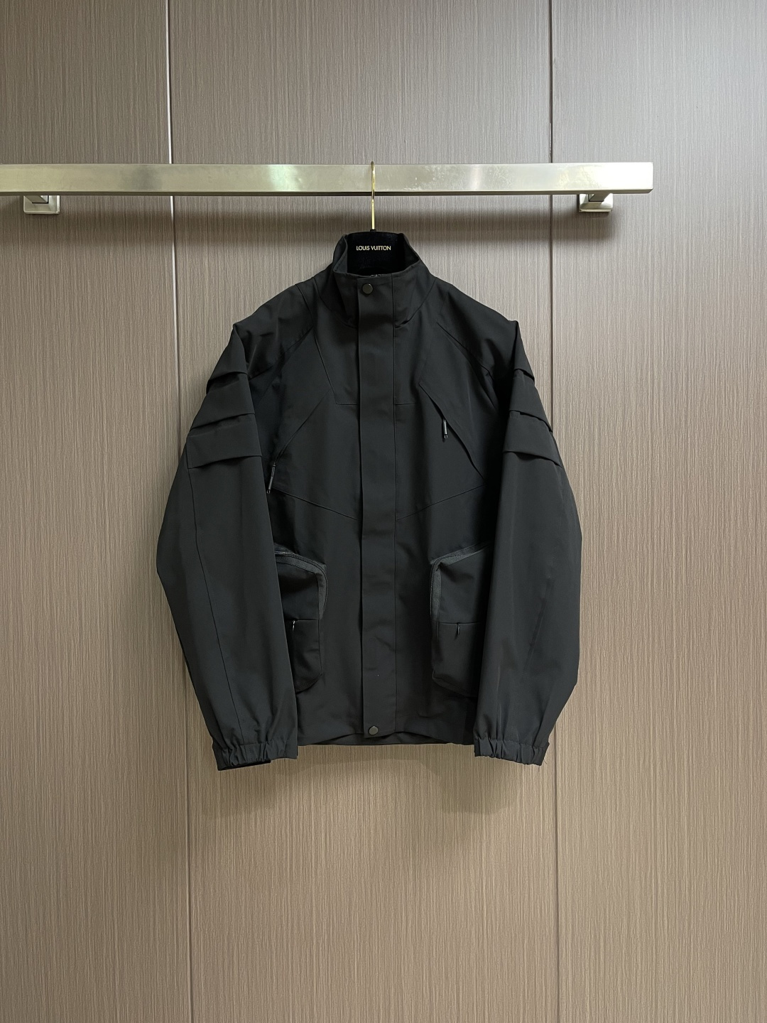 NO:597917,Y3 2025FW windbreaker jacket/coat. Customized woven fabric for the ultimate body-fitting feel. Master Yamamoto's deconstructed tailoring creates an atmospheric and fashionable visual experience, creating a fashionable item that is both casual and individual. It is full of personality, elegant and versatile, and is a must-have item for going out. Sizes S-XL,,jackets & coats,jackets & coats,alexander wang19860909Y3 2025FW风衣夹克/外套.定制梭织面料 极致上身体感 ,山本大师的解构剪裁,营造大气时尚的视觉感受,打造休闲与个性兼备的时髦单品,个性十足,大气且百搭,出街必备单品.尺码S-XL,,jackets & coats,jackets & coats,alexander wang,Men's clothing