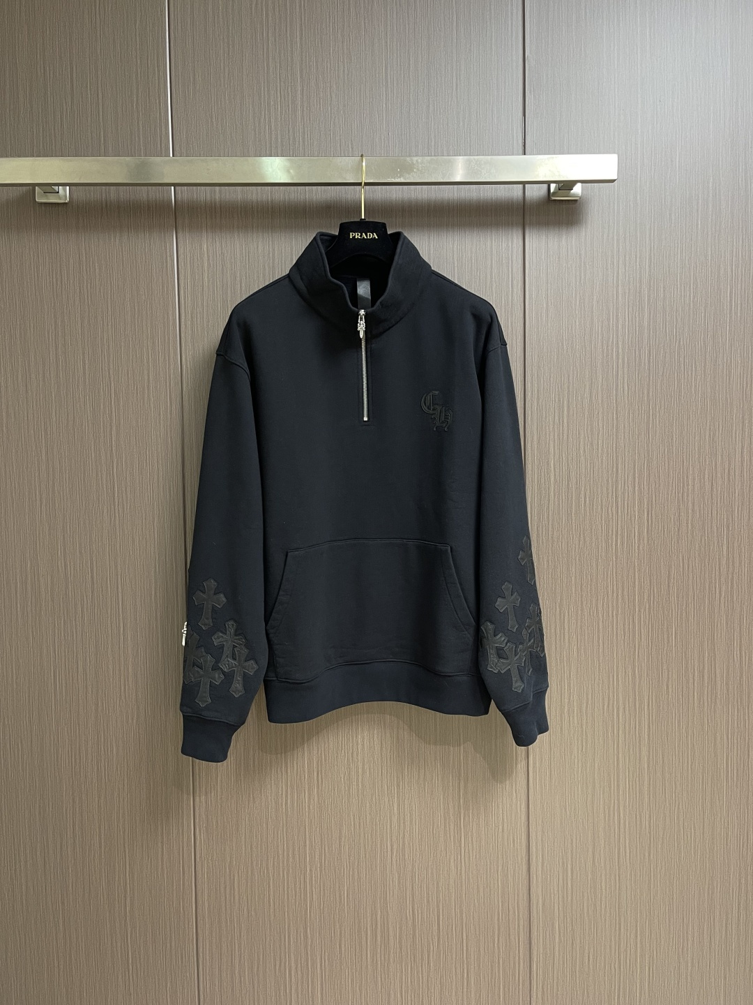 NO:597921,CH Come Hearts 2025FW new washed leather horseshoe flower couple casual half-zip sweatshirt, leather embroidery technology!  Customized fabric 420g terry fabric!  The original line is consistent!  Sleeve matching technique. Sizes S-XL,,chrome hearts,hoodie,sweatshirts,alexander wang19860909CH Come Hearts 克罗心 2025FW新款水洗拼皮马蹄花情侣休闲半拉链卫衣,皮绣工艺！定制面料420克克毛圈面料！原版一致走线！袖隆对版手法.尺码S-XL,,chrome hearts,hoodie,sweatshirts,alexander wang,Men's clothing